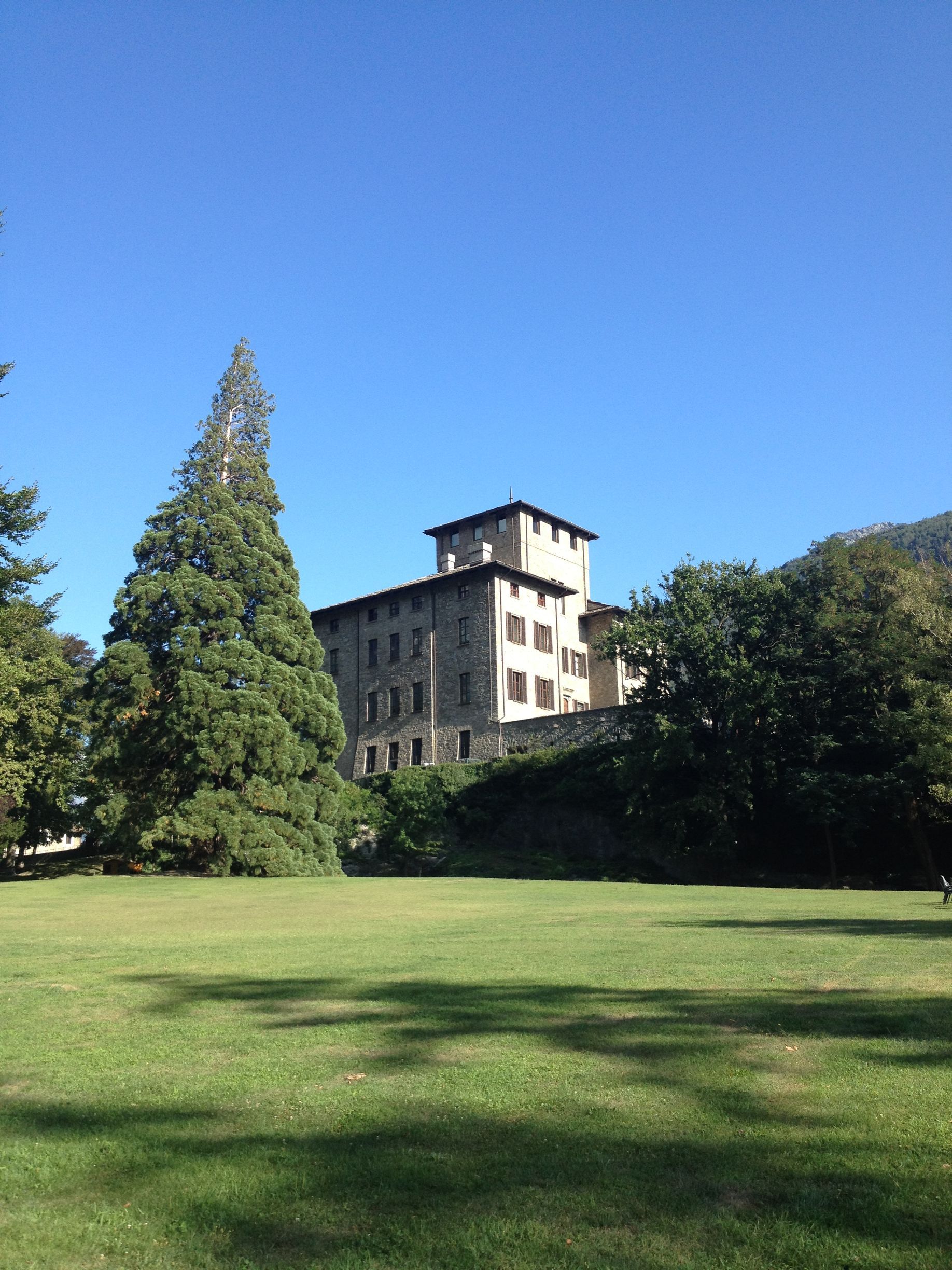 Vista sul parco del Castello Gamba di Châtillon, tra arte, natura e alberi secolari