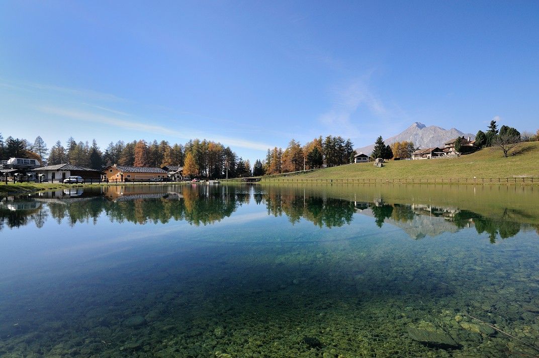 Paesaggio alpino al Col de Joux, tra larici e cielo terso sopra Saint-Vincent – foto di Andrea Camos.