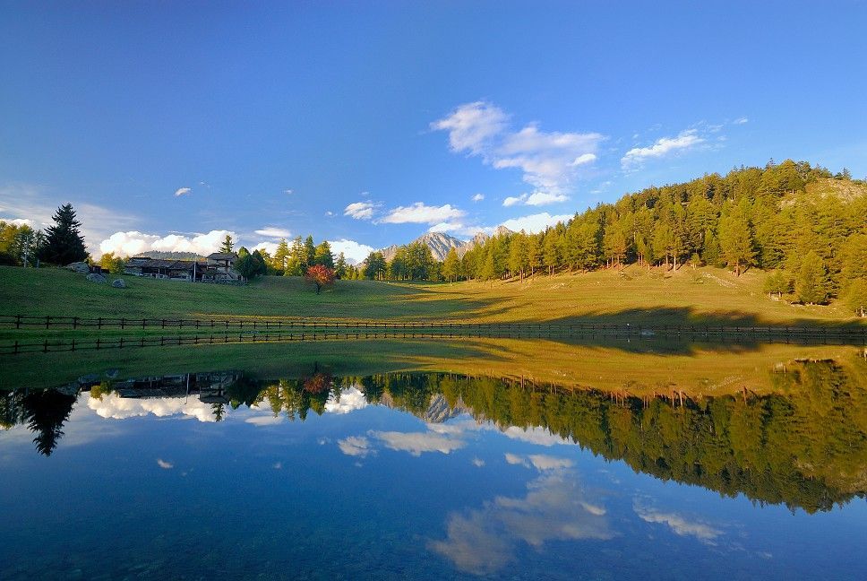 Vista panoramica dal Col de Joux, punto di partenza per escursioni tra foreste e montagne – foto di Andrea Camos.
