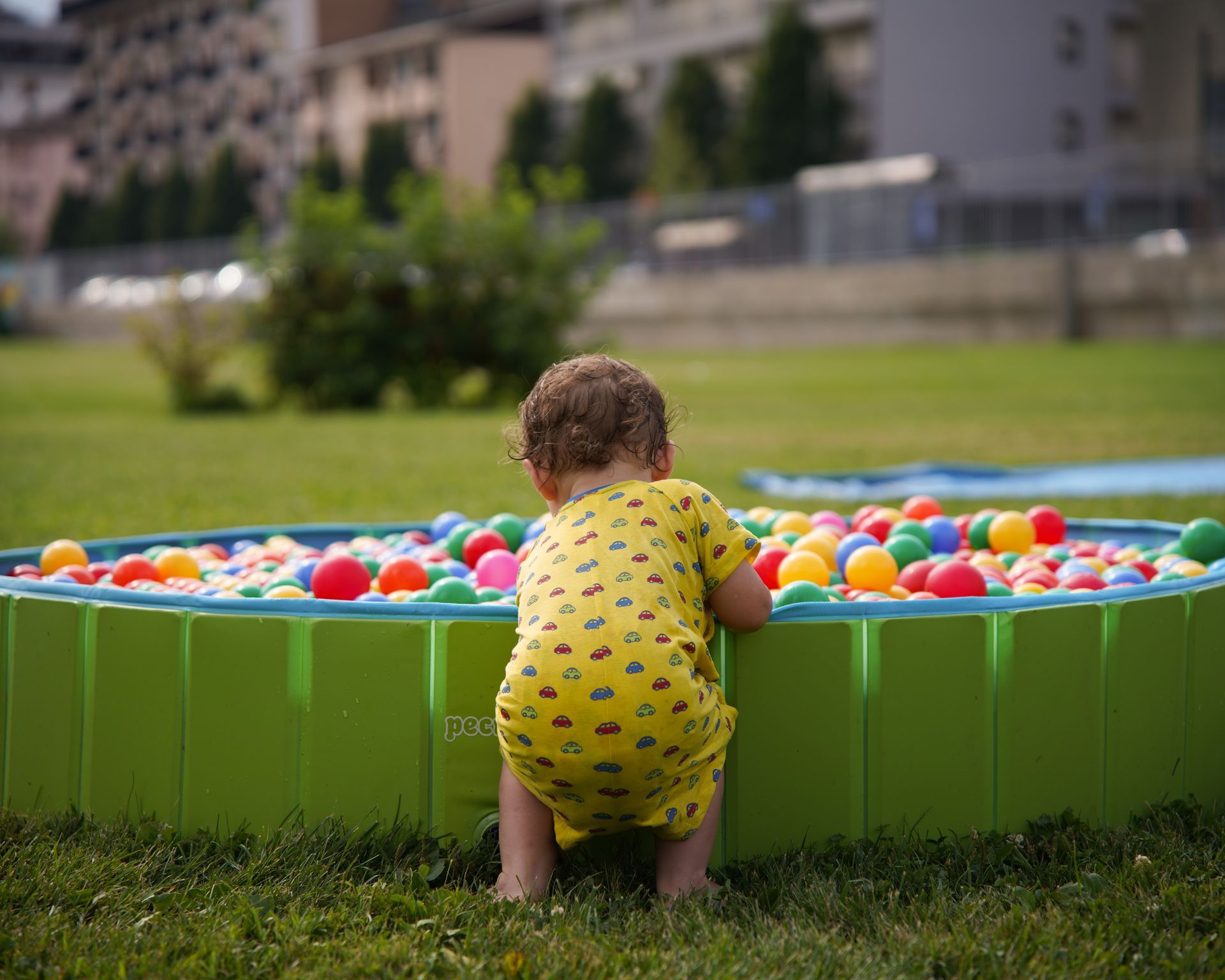 Bambino piccolo che gioca in una vasca di palline colorate durante GiocAosta
