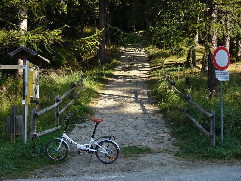 ingresso sentiero Ru Courtaud con bicicletta Col de Joux Valle d’Aosta