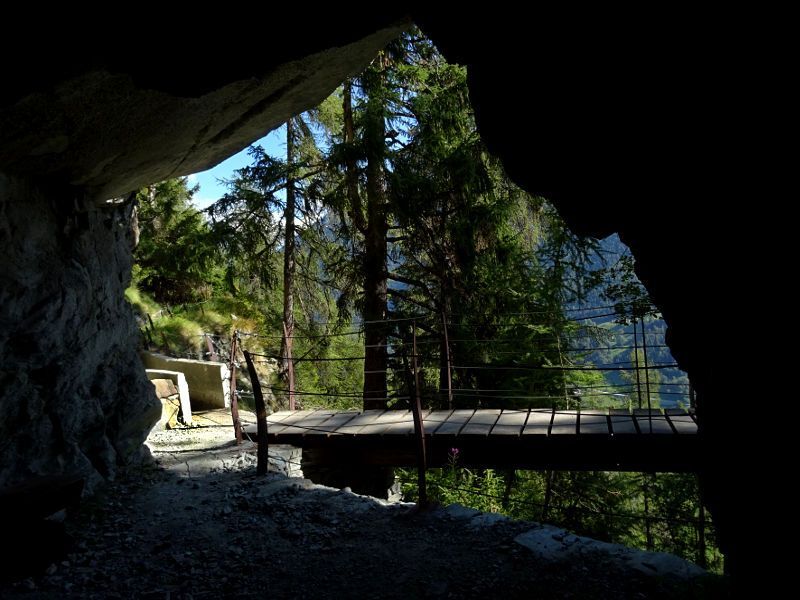 galleria scavata nella roccia lungo il Ru Courtaud Col de Joux Valle d’Aosta
