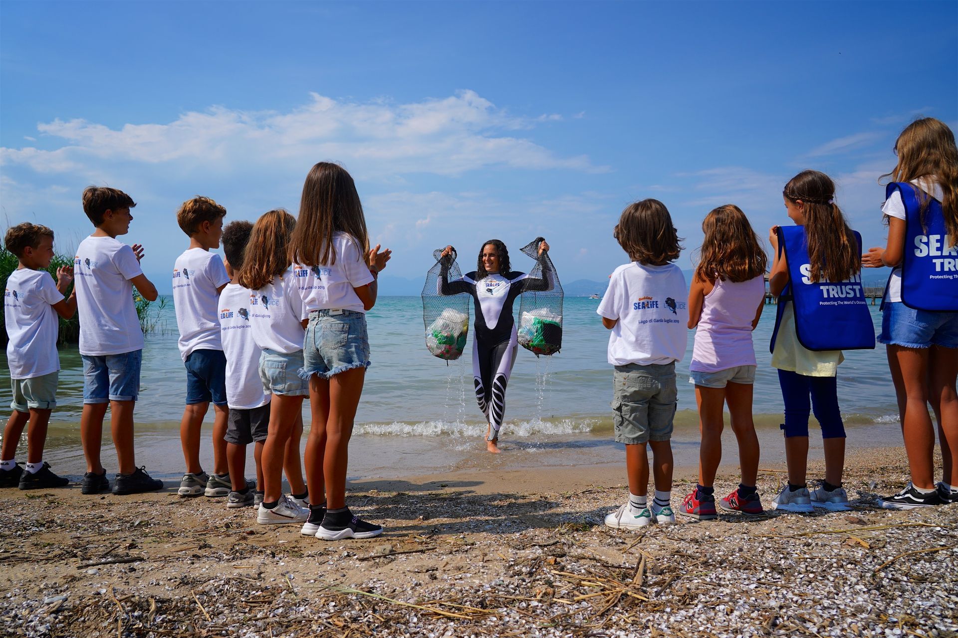 Federica Brignone partecipa con un gruppo di bambini alla pulizia di un lago, promuovendo l’educazione ambientale – foto di Giuseppe La Spada.