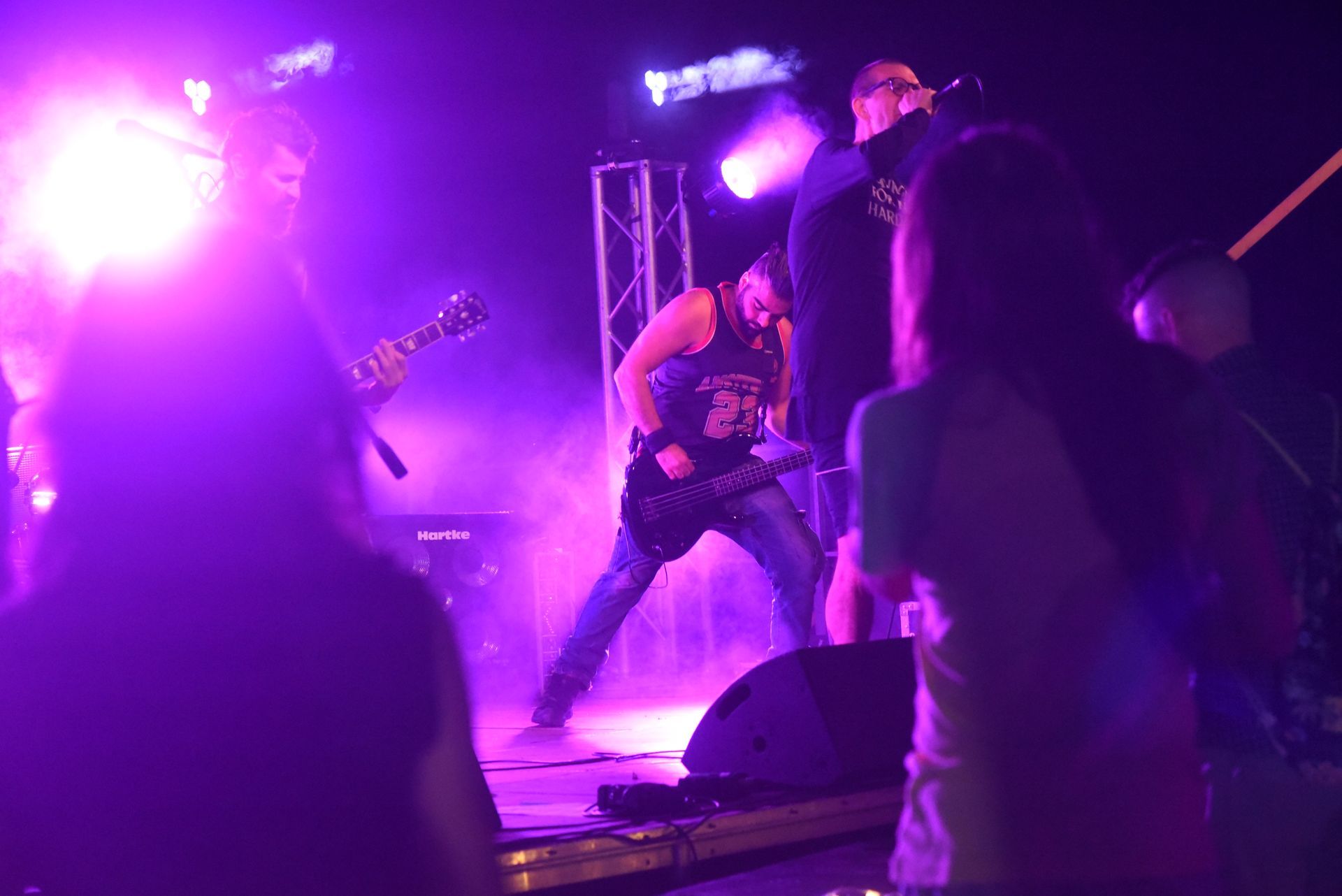 Concerto rock serale al Pekelin Strong Music Fest, palco illuminato e pubblico in festa sotto le stelle a Châtillon