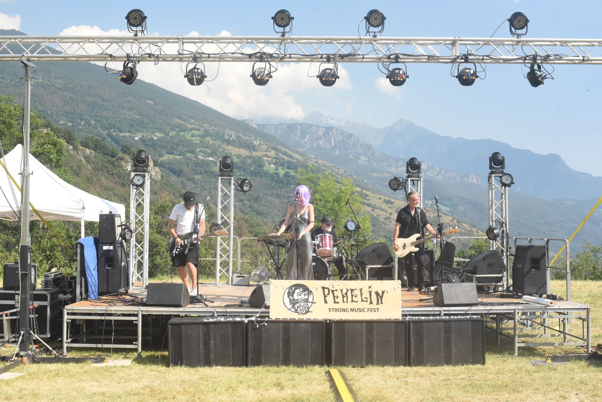 Band dal vivo sul palco del Pekelin Strong Music Fest a Châtillon, durante un'esibizione pomeridiana all'aperto