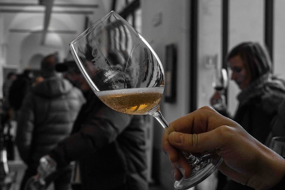 Calice di vino bianco o in degustazione alla manifestazione Vins Extrêmes al Forte di Bard.