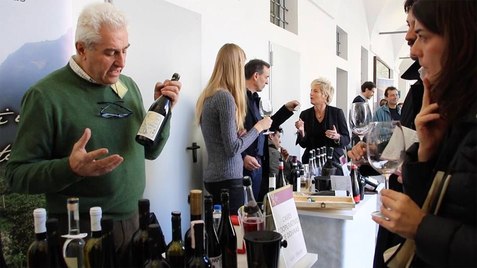 Pubblico in visita e degustazione durante l’evento Vins Extrêmes al Forte di Bard.