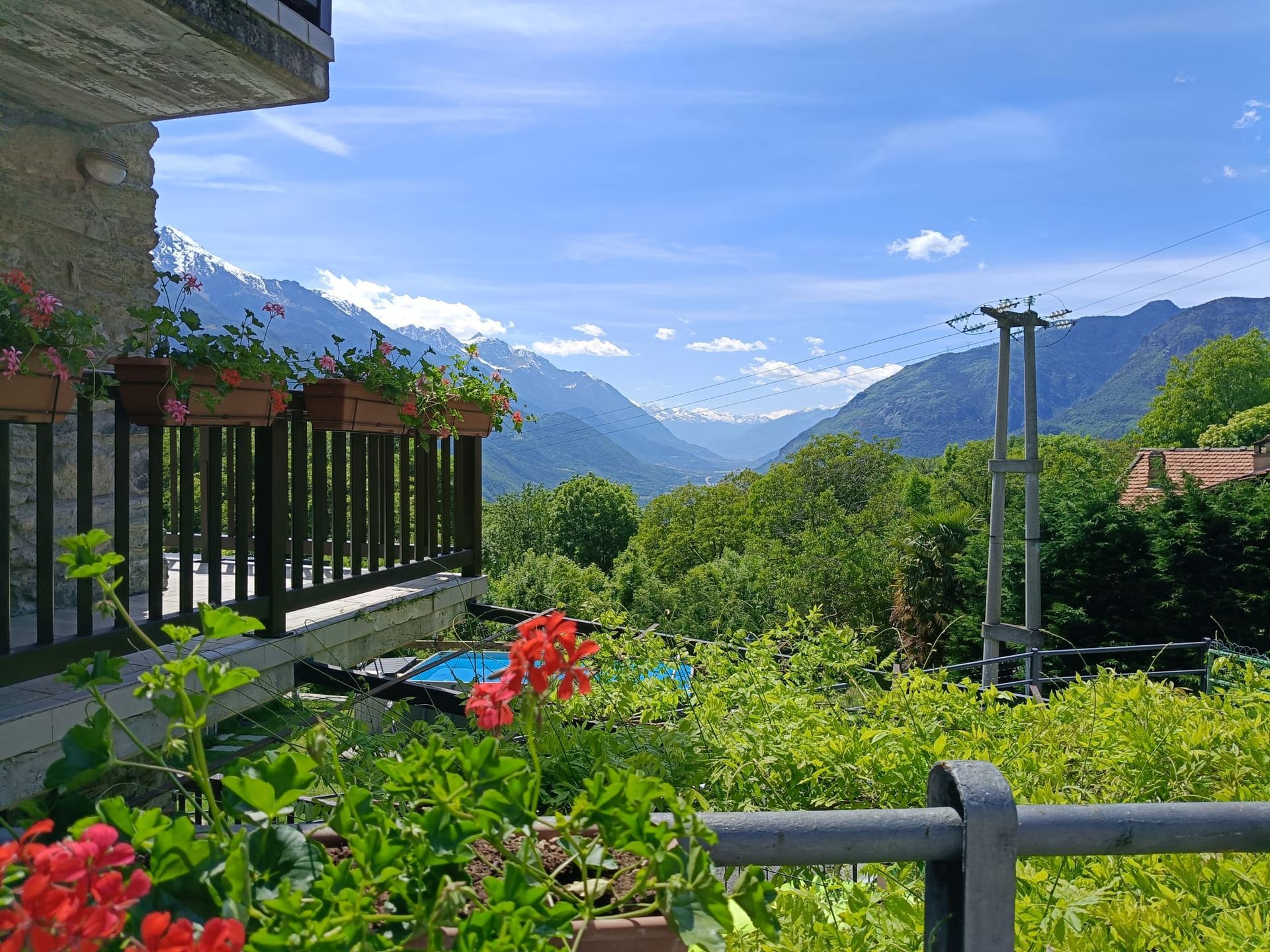 Panorama sulla vallata di Saint Vincent e Chatillon in Valle d'aosta dal balcone della camera, con montagne, boschi e paesaggi alpini sullo sfondo.