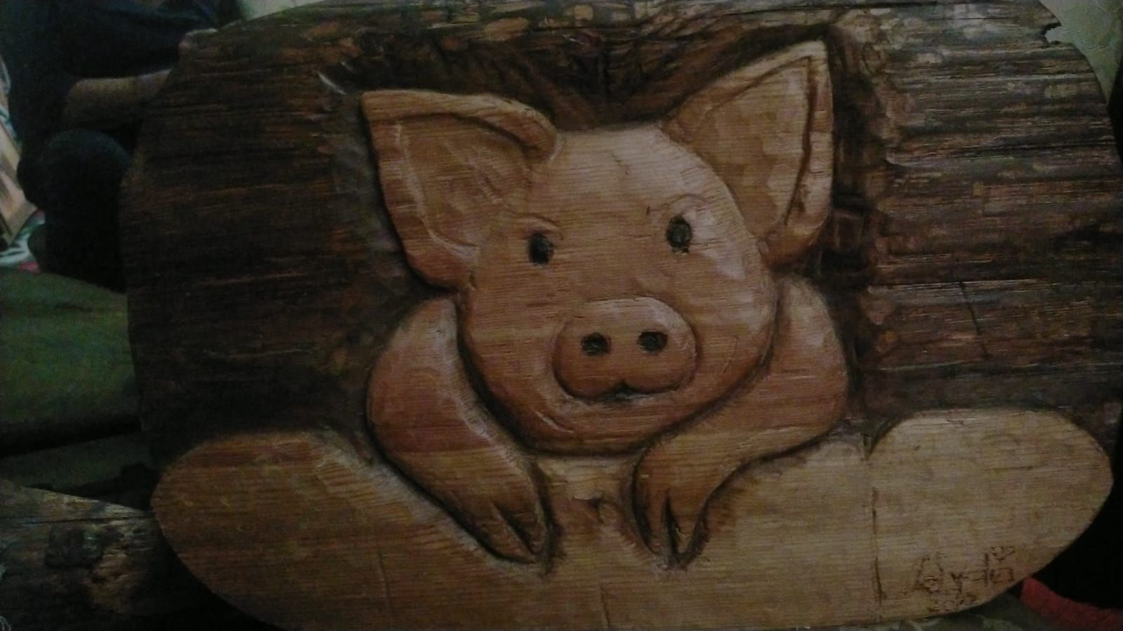 Scultura in legno di Lidia Brunod raffigurante maialino scolpito a mano, realizzata con cura artigianale e dettagli espressivi su legno naturale.