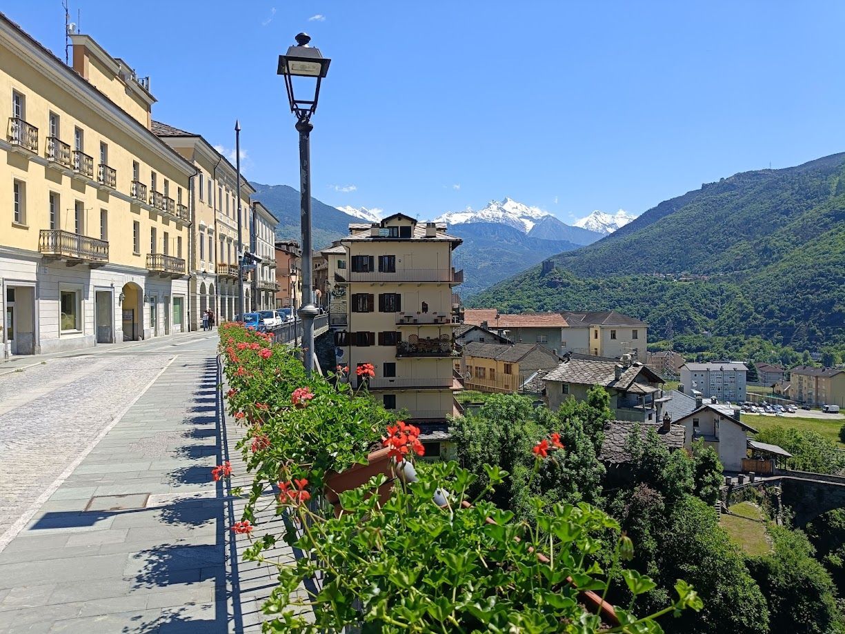 Palazzo del Comune di Châtillon, sede dell’amministrazione comunale, affacciato su una piazza alberata
