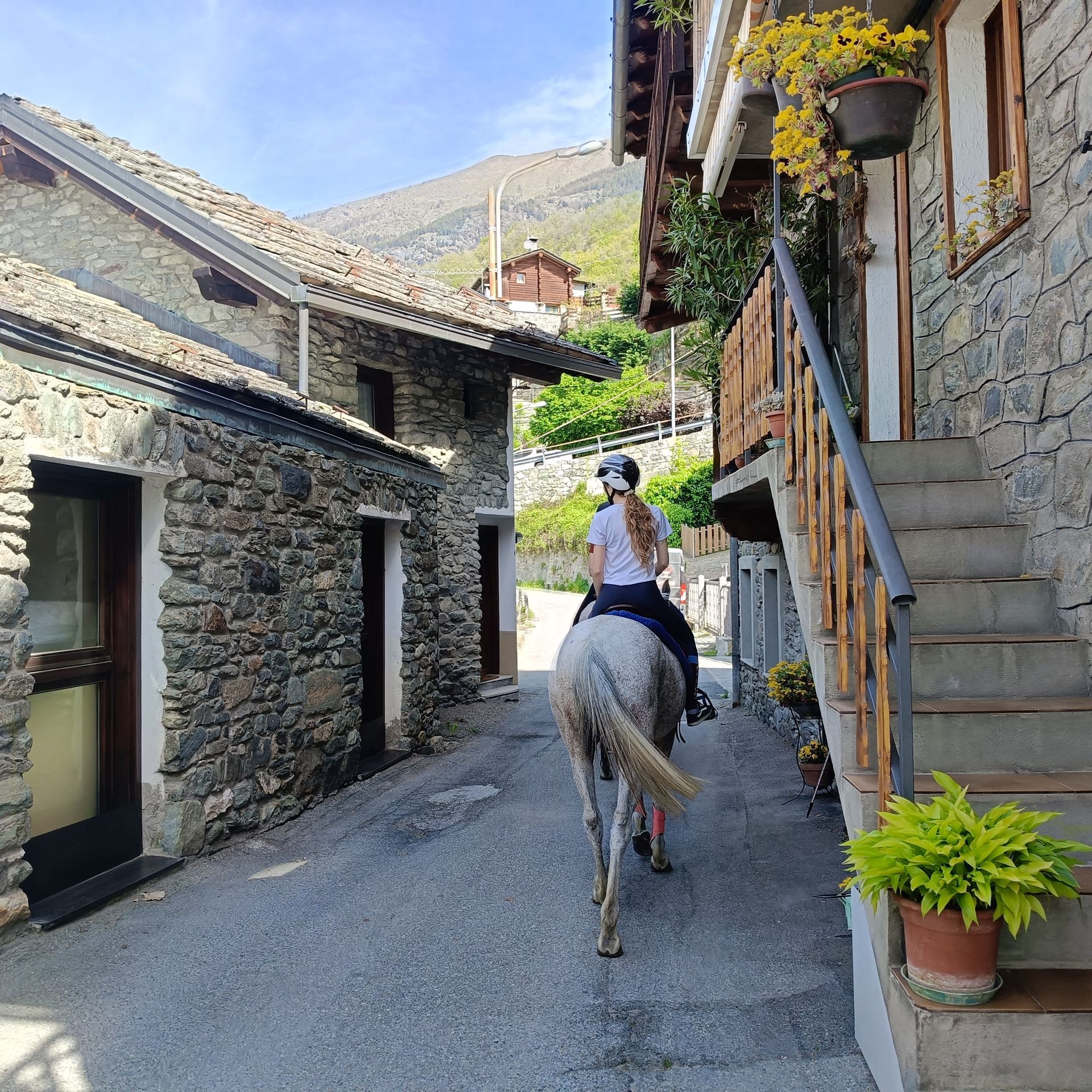 passeggiata a cavallo nel borgo di Moron Saint-Vincent Valle d’Aosta