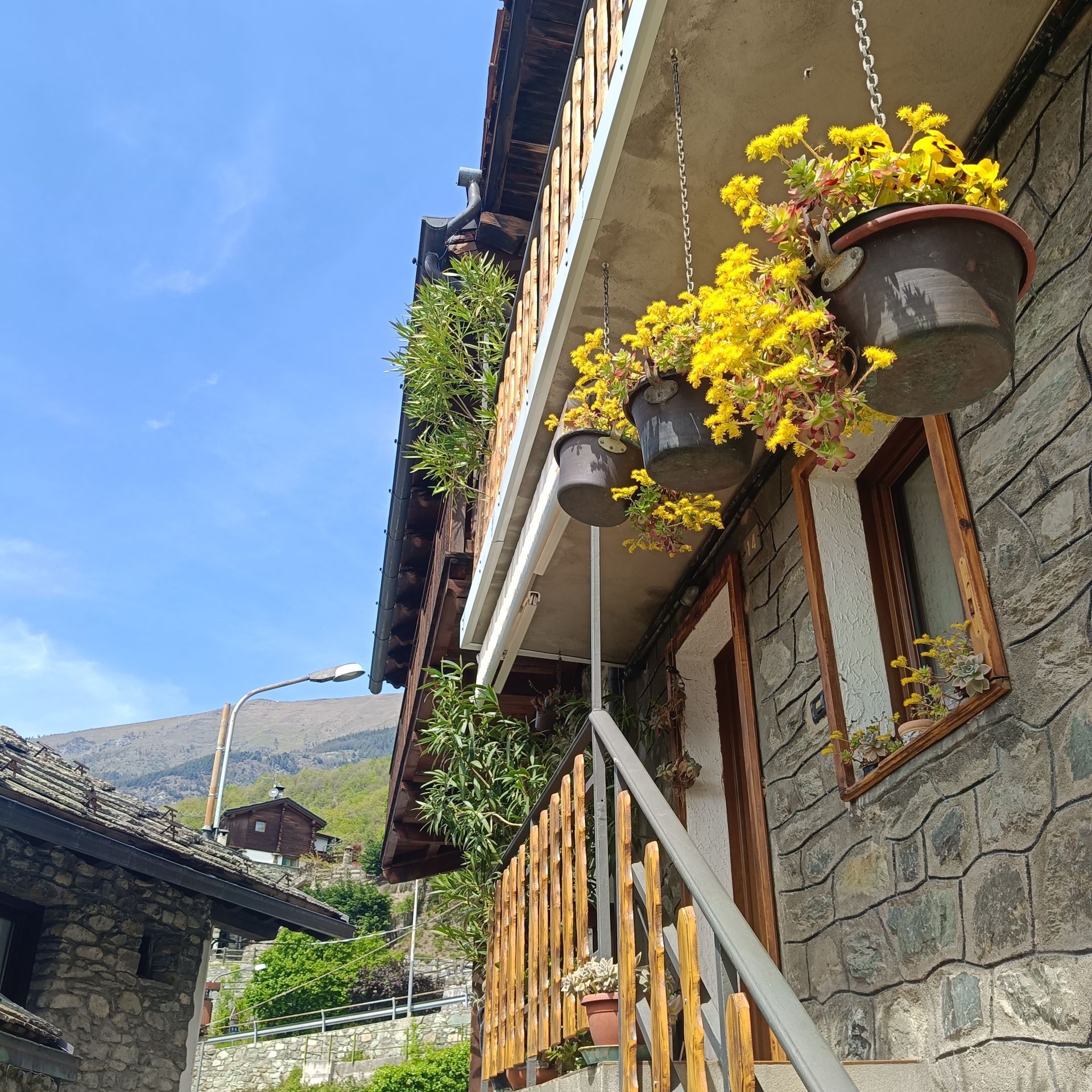 balcone fiorito su casa in pietra a Moron Valle d’Aosta
