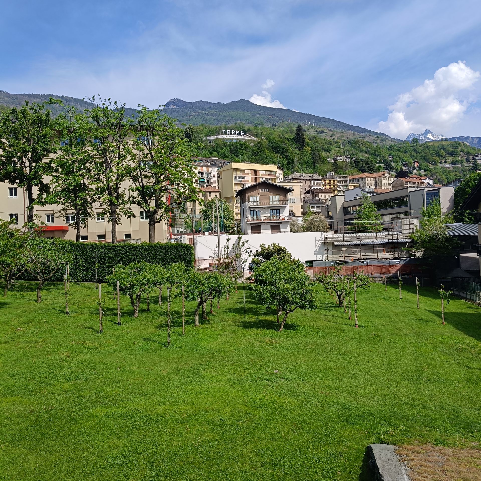 Veduta delle Terme di Saint-Vincent dal centro del paese in Valle d'Aosta