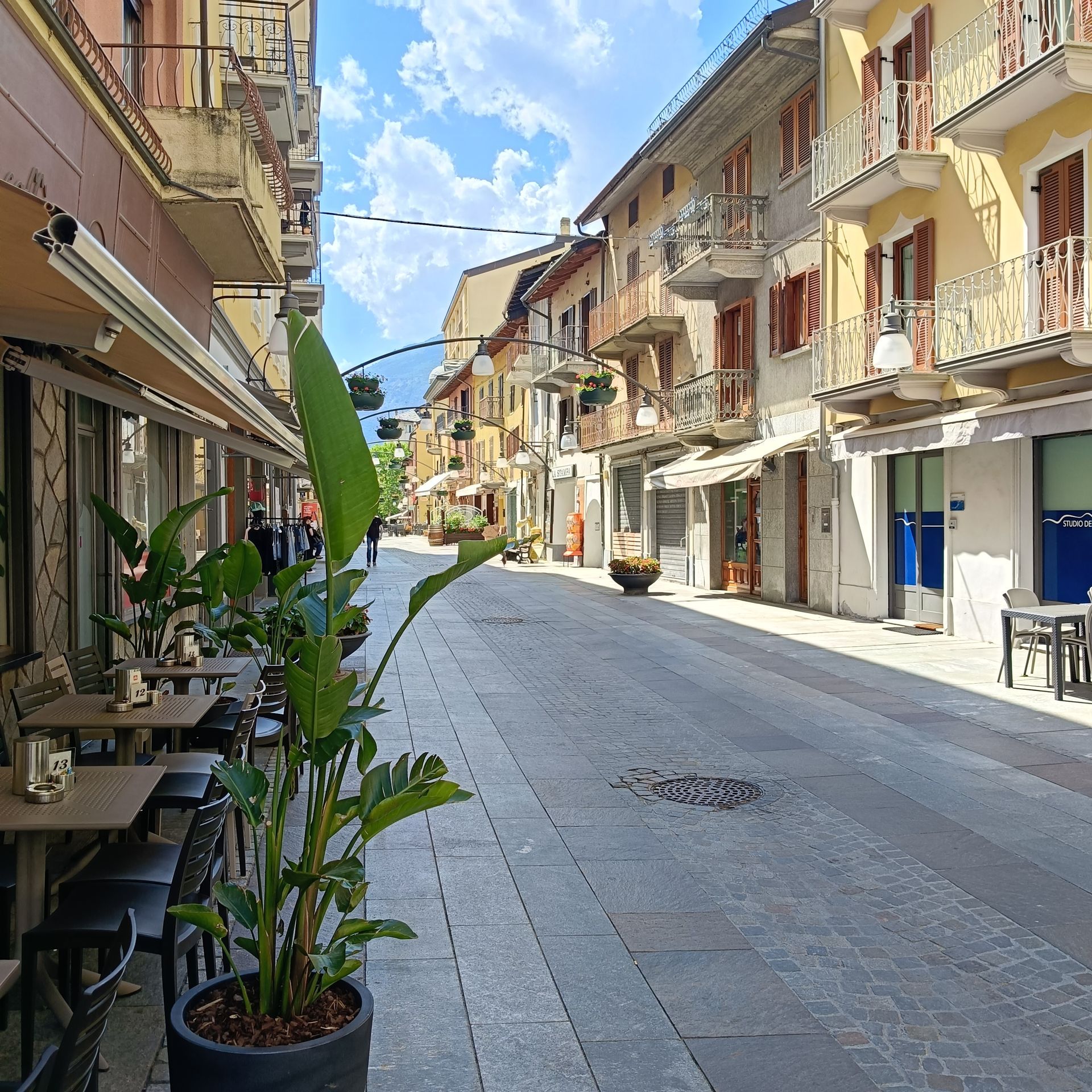 Via Émile Chanoux nel centro storico di Saint-Vincent durante l'estate 2026