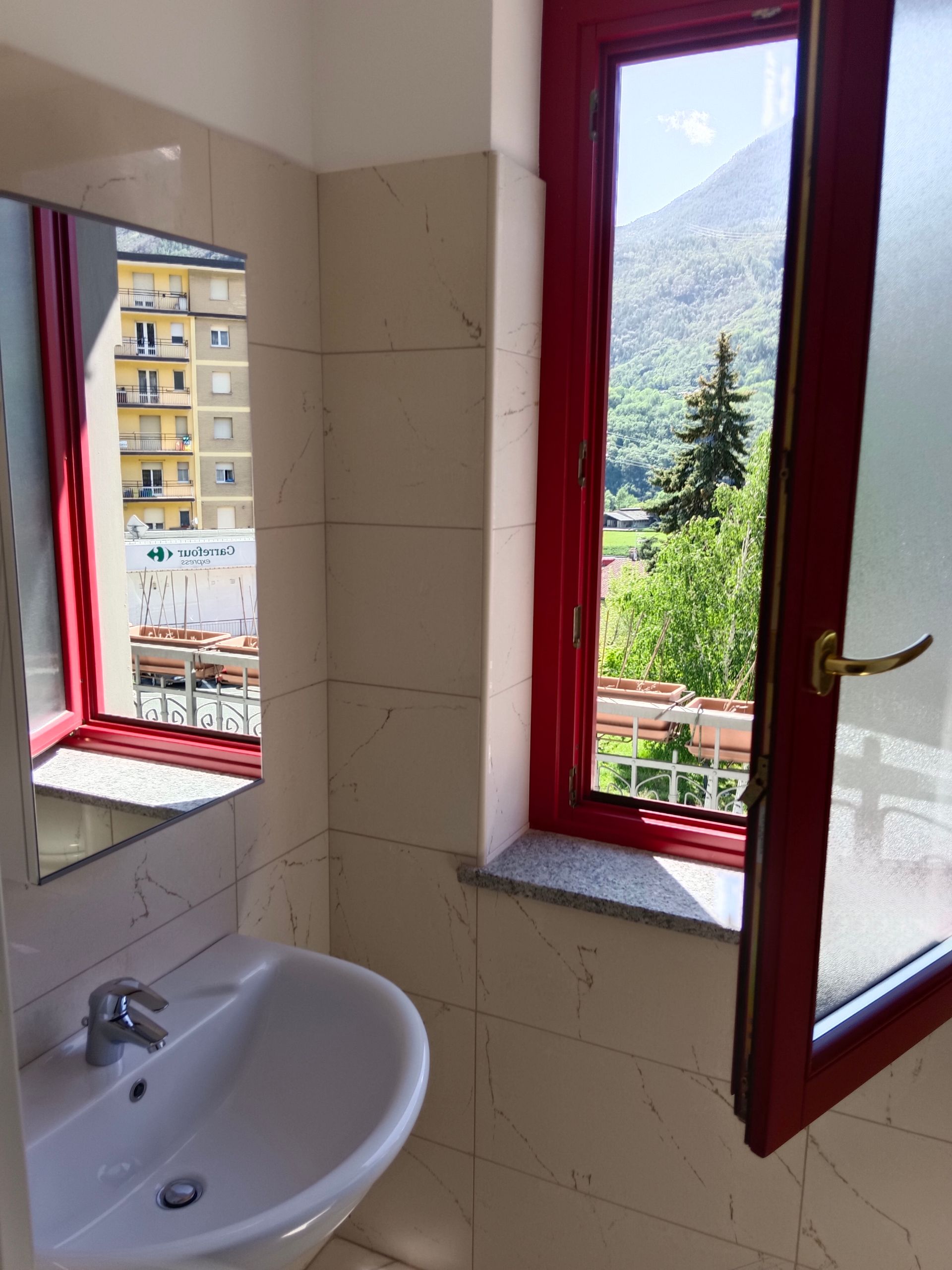 Petite salle de bain avec vue panoramique