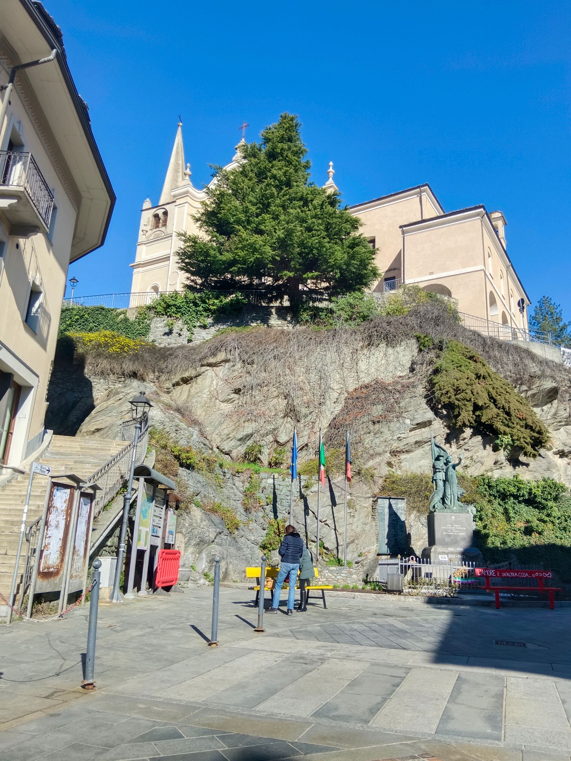 Facciata della chiesa parrocchiale di Châtillon, con campanile e dettagli architettonici in stile alpino
