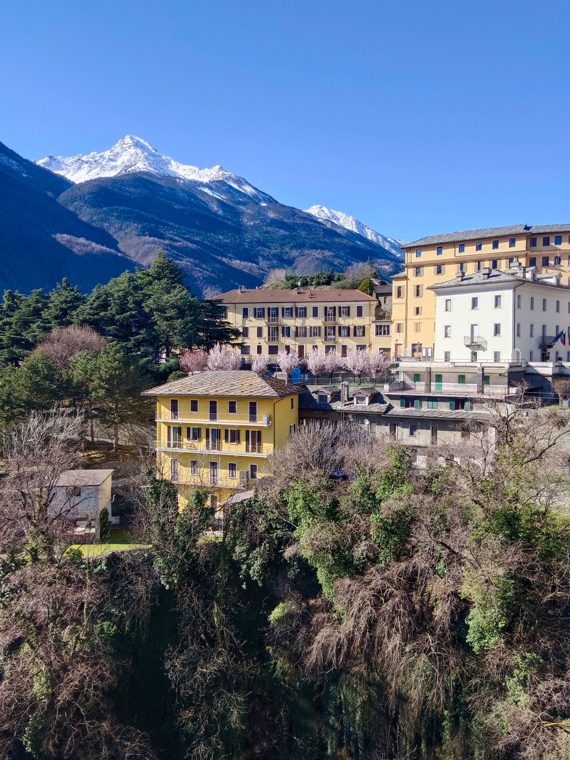 Veduta panoramica di Châtillon con le montagne della Valle d’Aosta sullo sfondo.