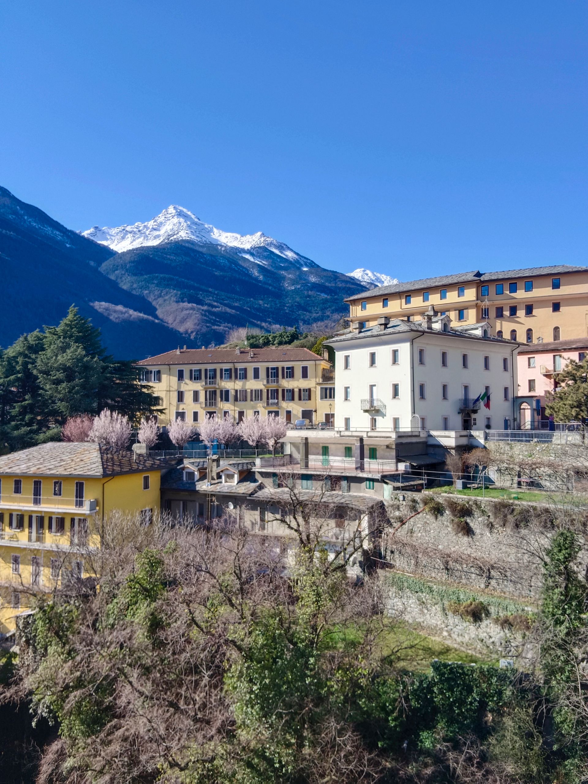 Vista dall’alto su Châtillon, con il borgo adagiato nella valle e il castello di Ussel sullo sfondo
