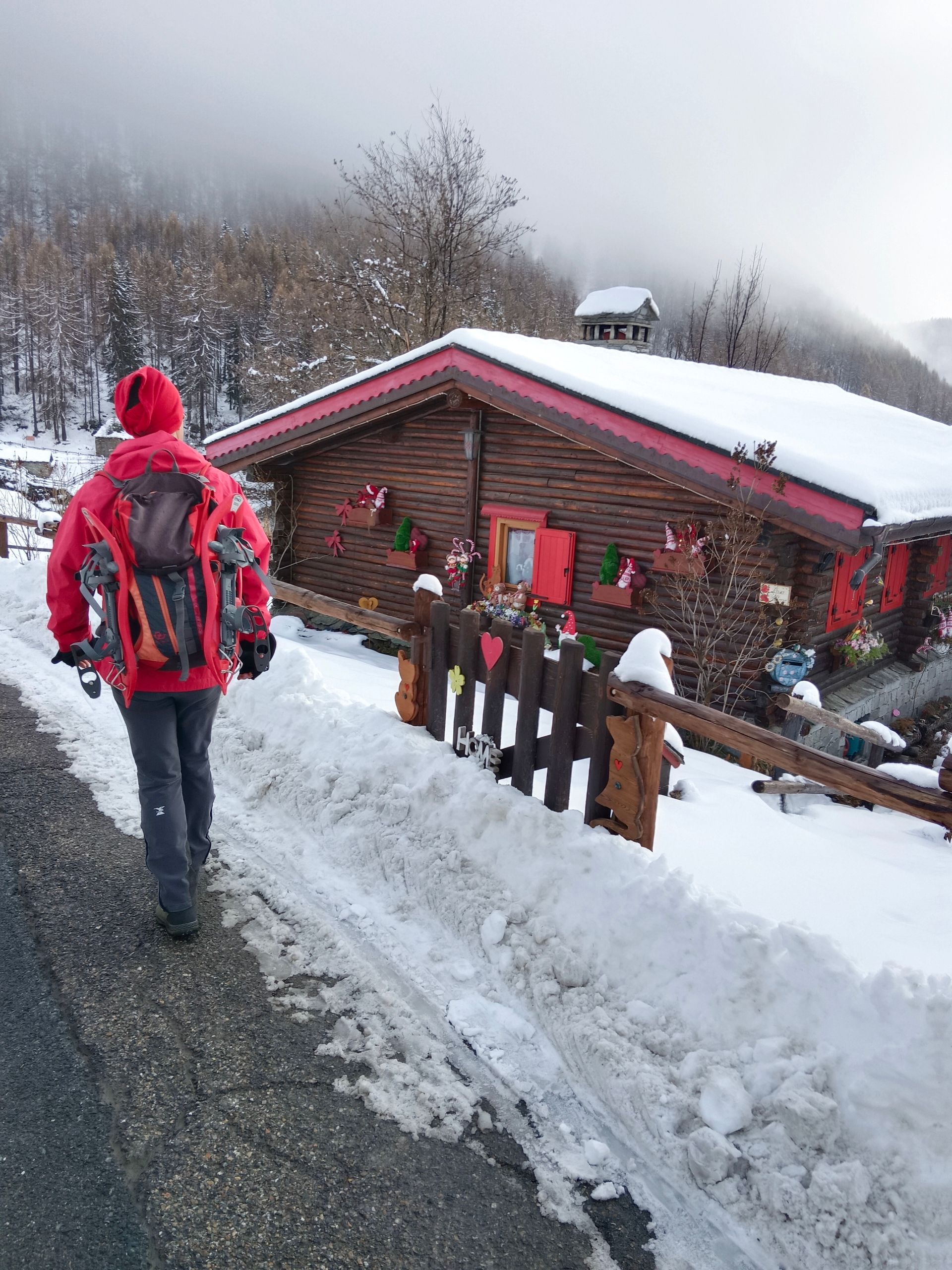 Gian Mario Navillod di spalle durante visita guidata a Chamois innevata Valle d’Aosta