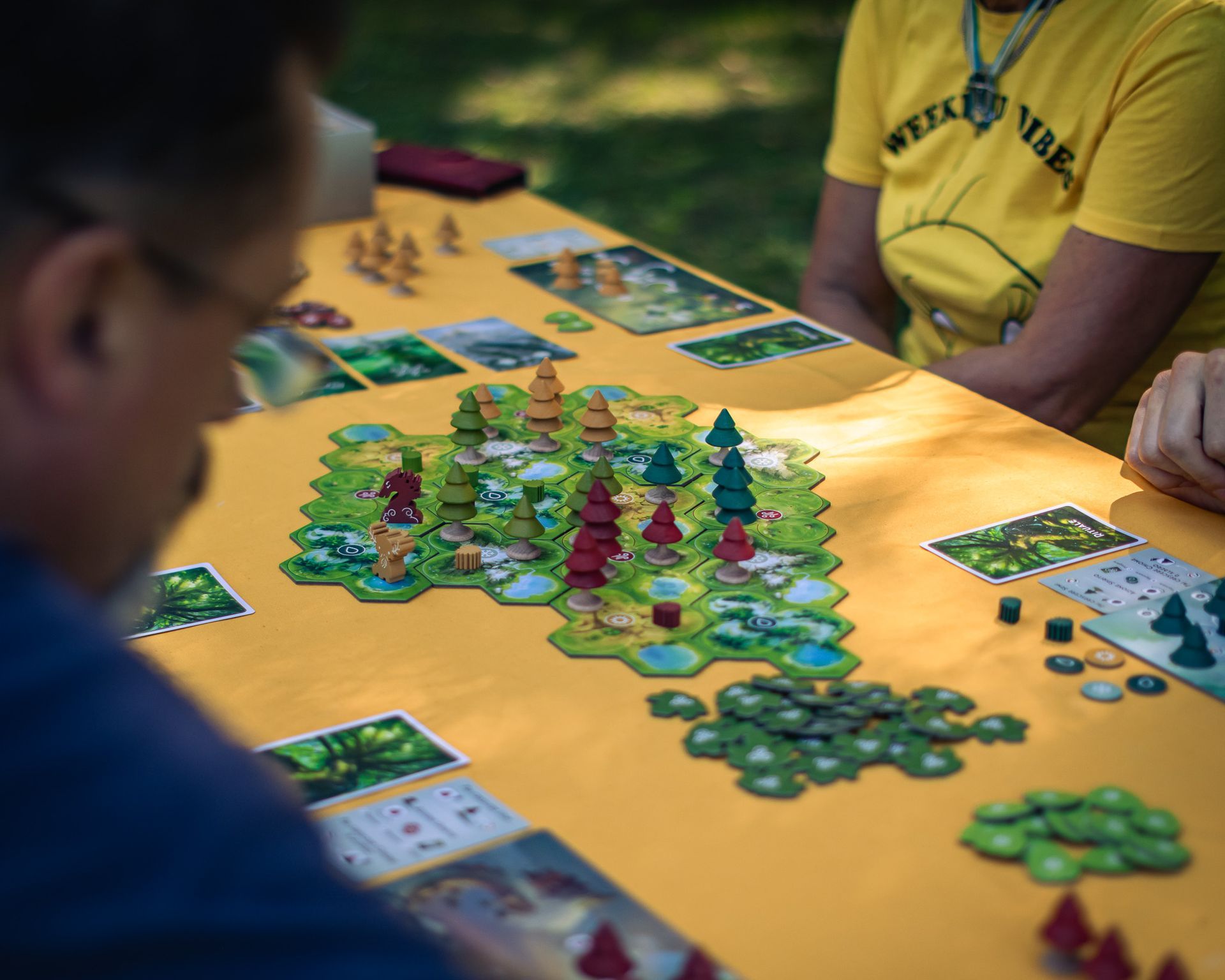 Partecipanti intenti a giocare a giochi di società durante GiocAosta