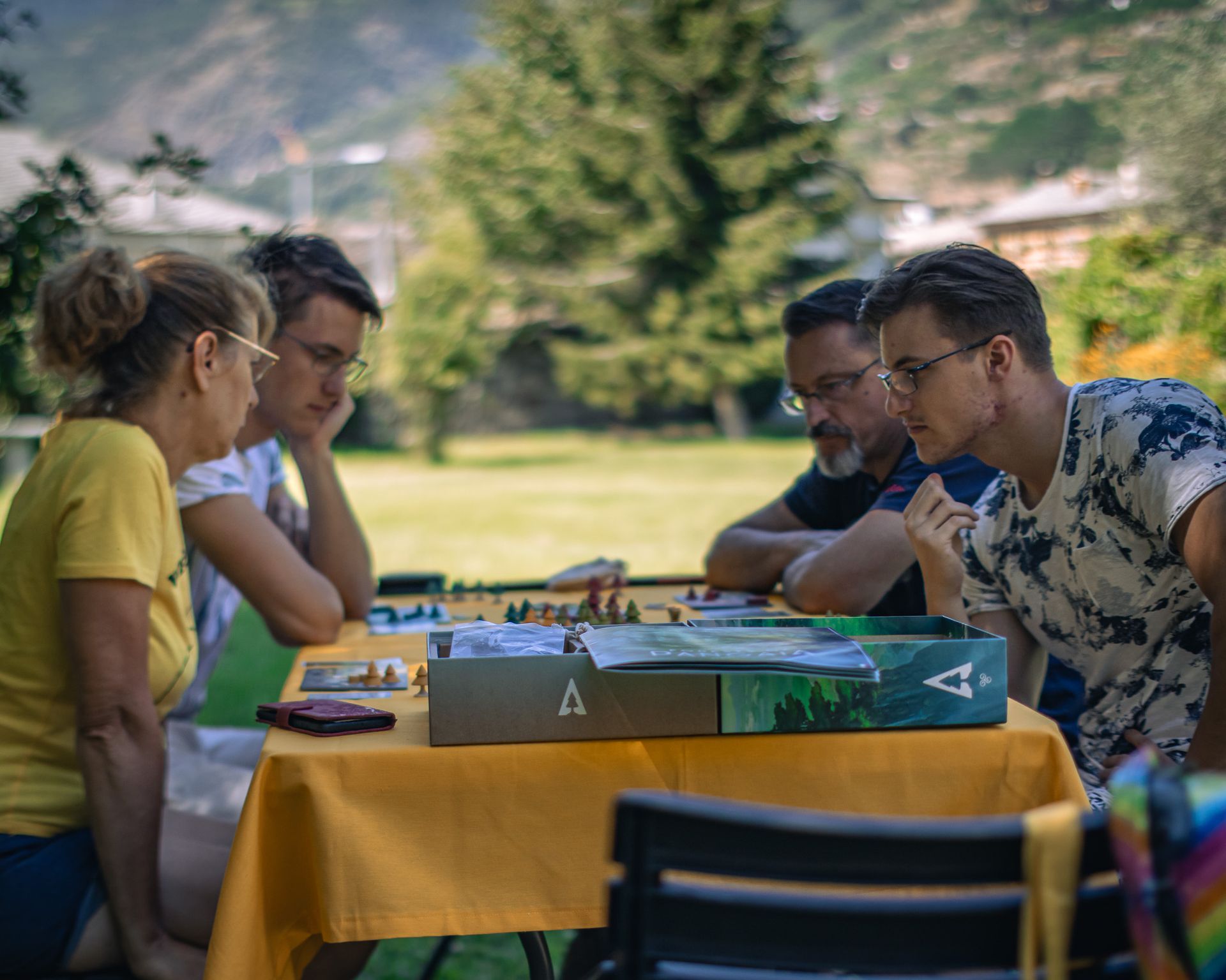 Giocatori seduti a tavoli allestiti all’aperto nel centro di Aosta durante GiocAosta
