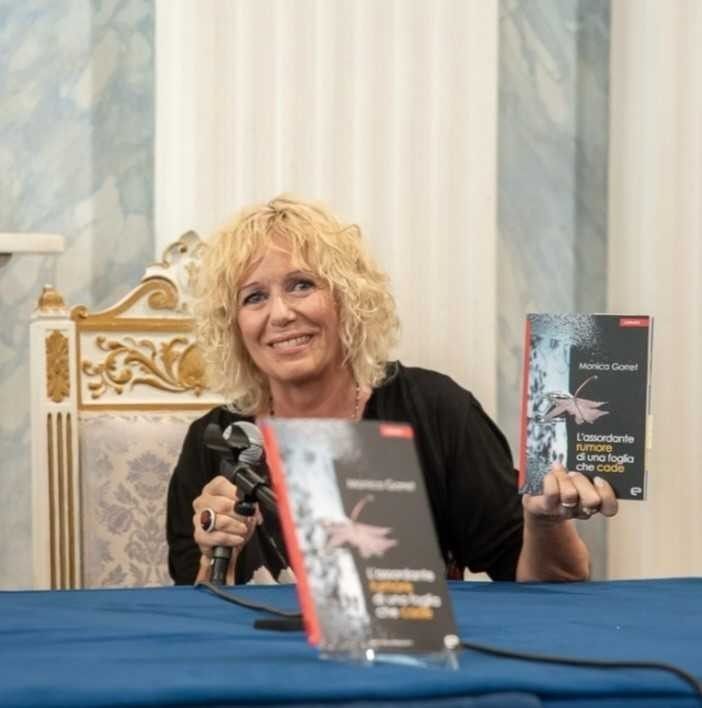 Monica Gorret con in mano il libro 