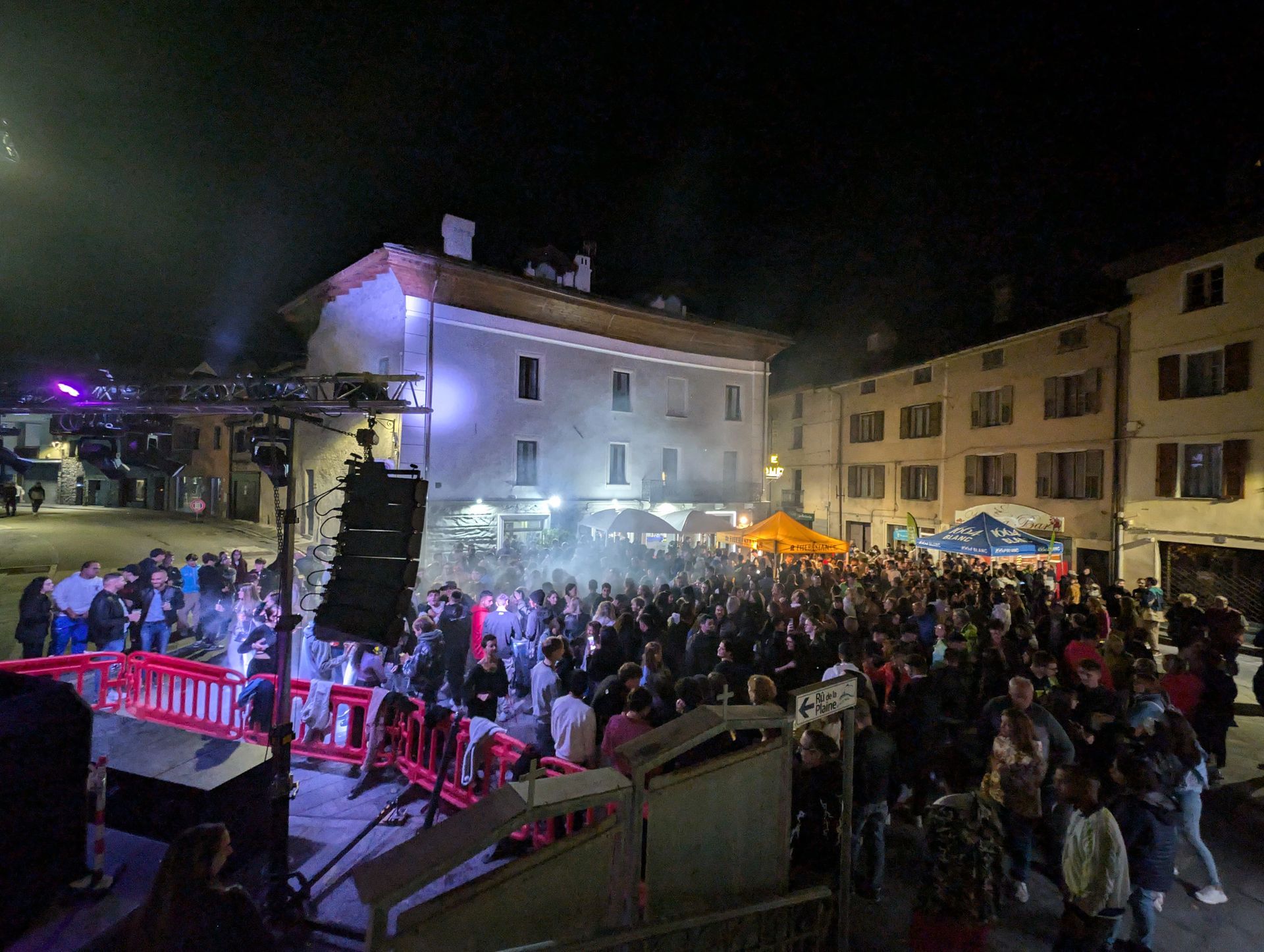 Concerto serale durante la Notte Giallo Nera a Châtillon, tra luci scenografiche, pubblico e performance live nel cuore del borgo