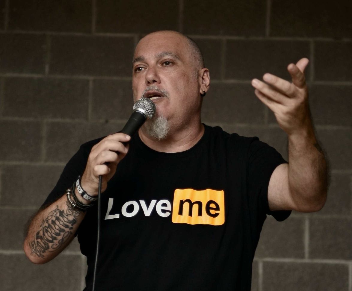 Daniele Raco in scena a Saint-Vincent: comicità pungente e riflessioni sul quotidiano.
