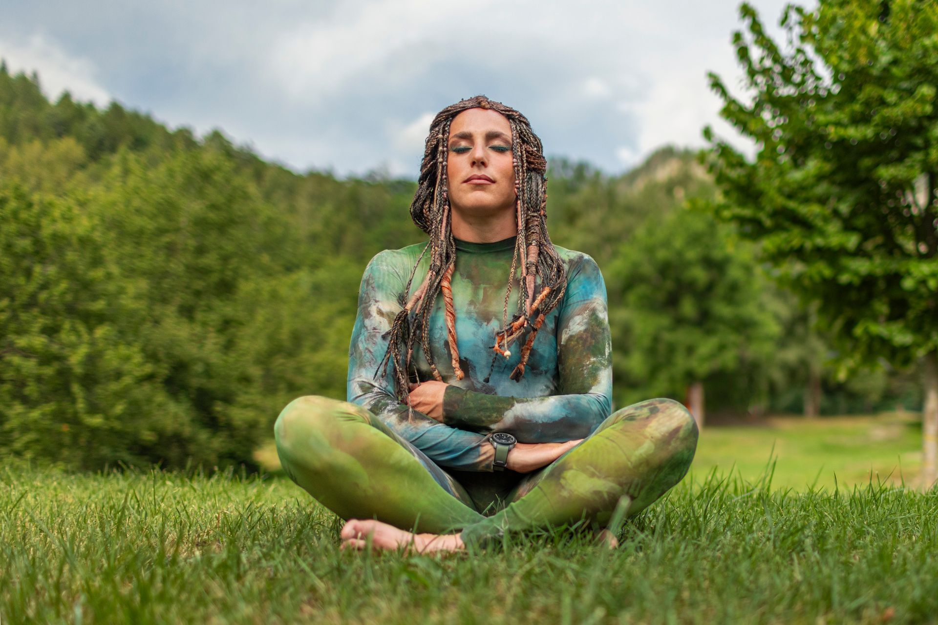 Federica Brignone in posizione yoga tra i boschi valdostani, in profonda connessione con la natura – foto di Giuseppe La Spada.