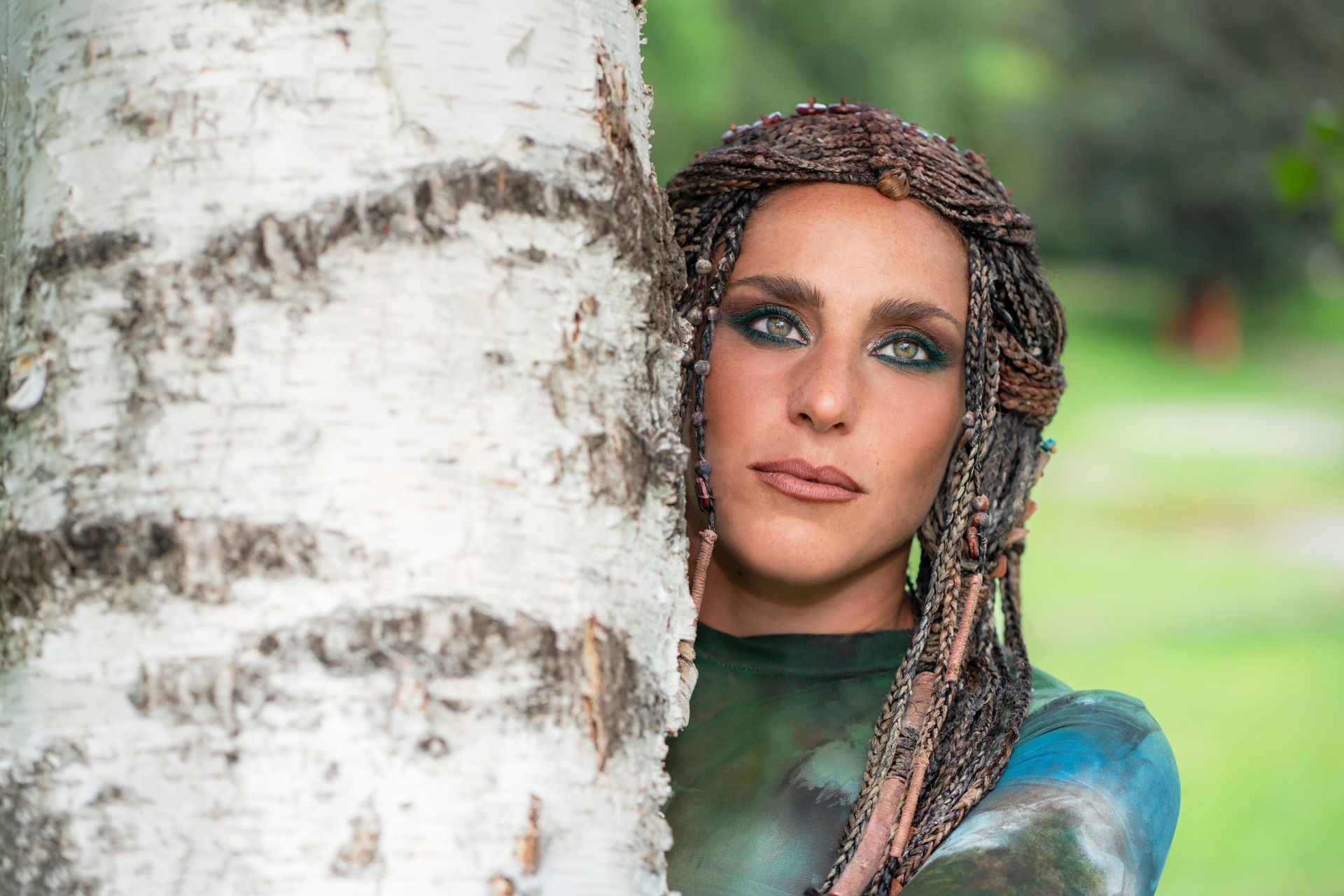 Gesto simbolico di Federica Brignone che abbraccia un albero, esprimendo rispetto per l’ambiente – foto di Giuseppe La Spada.