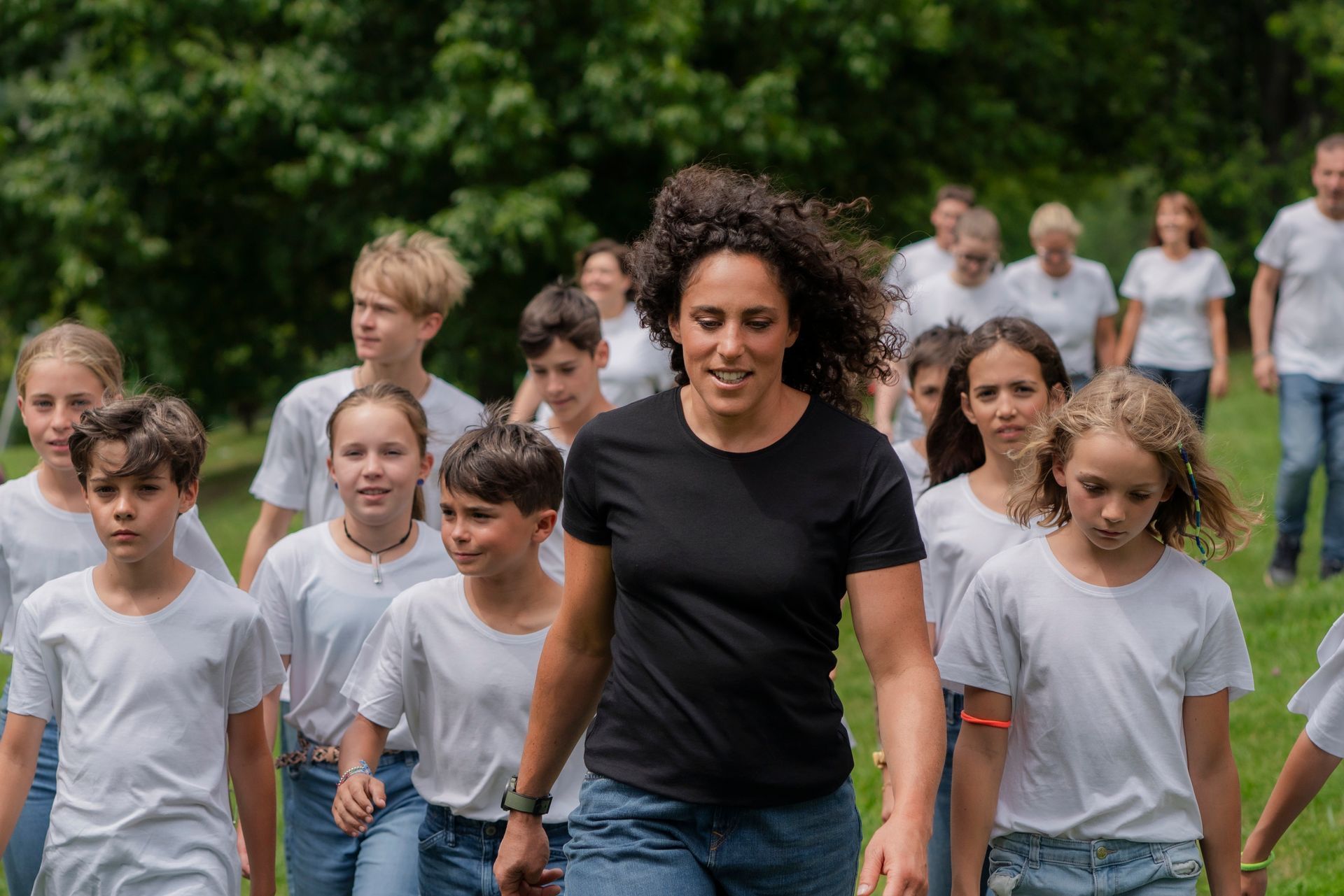 Momento di condivisione tra Federica Brignone e un gruppo di bambini, tra natura e sensibilizzazione – foto di Giuseppe La Spada.