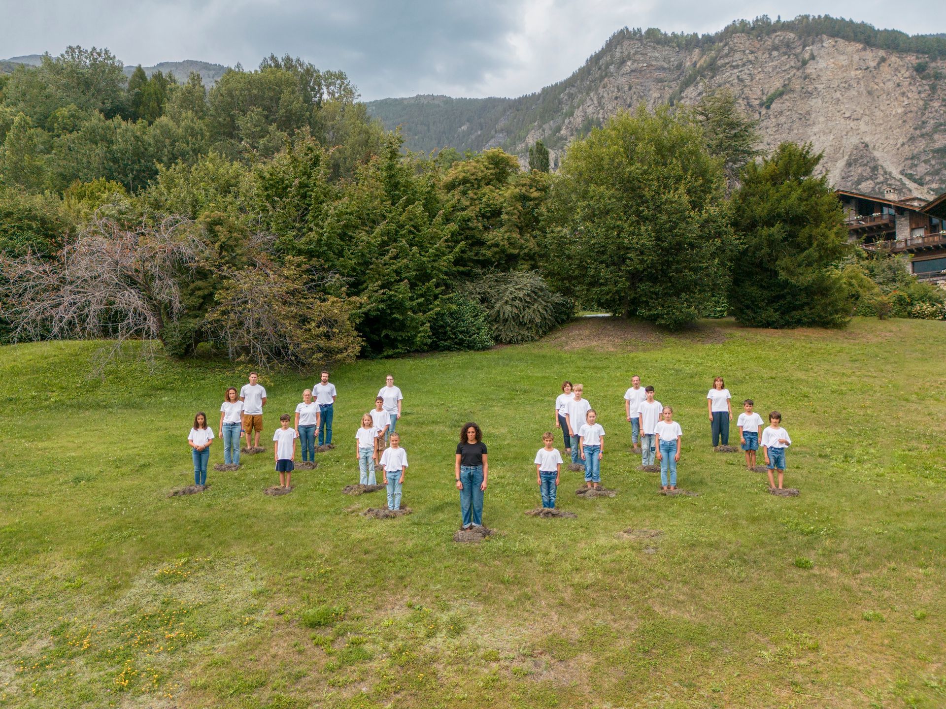 Federica Brignone con un gruppo di bambini in un prato alpino durante la sesta Traiettoria Liquida in Valle d'Aosta – foto di Giuseppe La Spada.