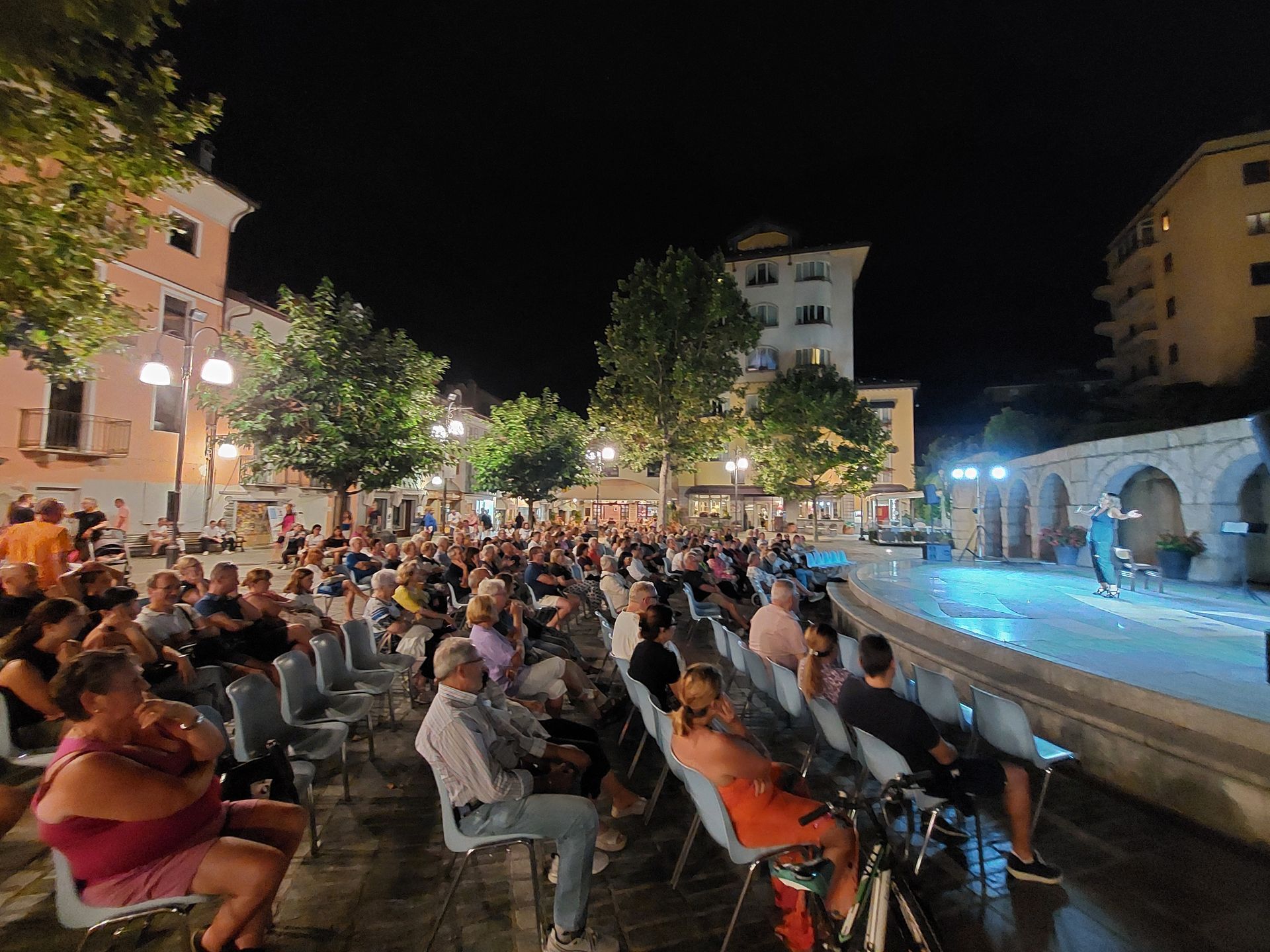 Spettacolo serale in Piazza Cavalieri di Vittorio Veneto a Saint-Vincent durante l'estate 2026