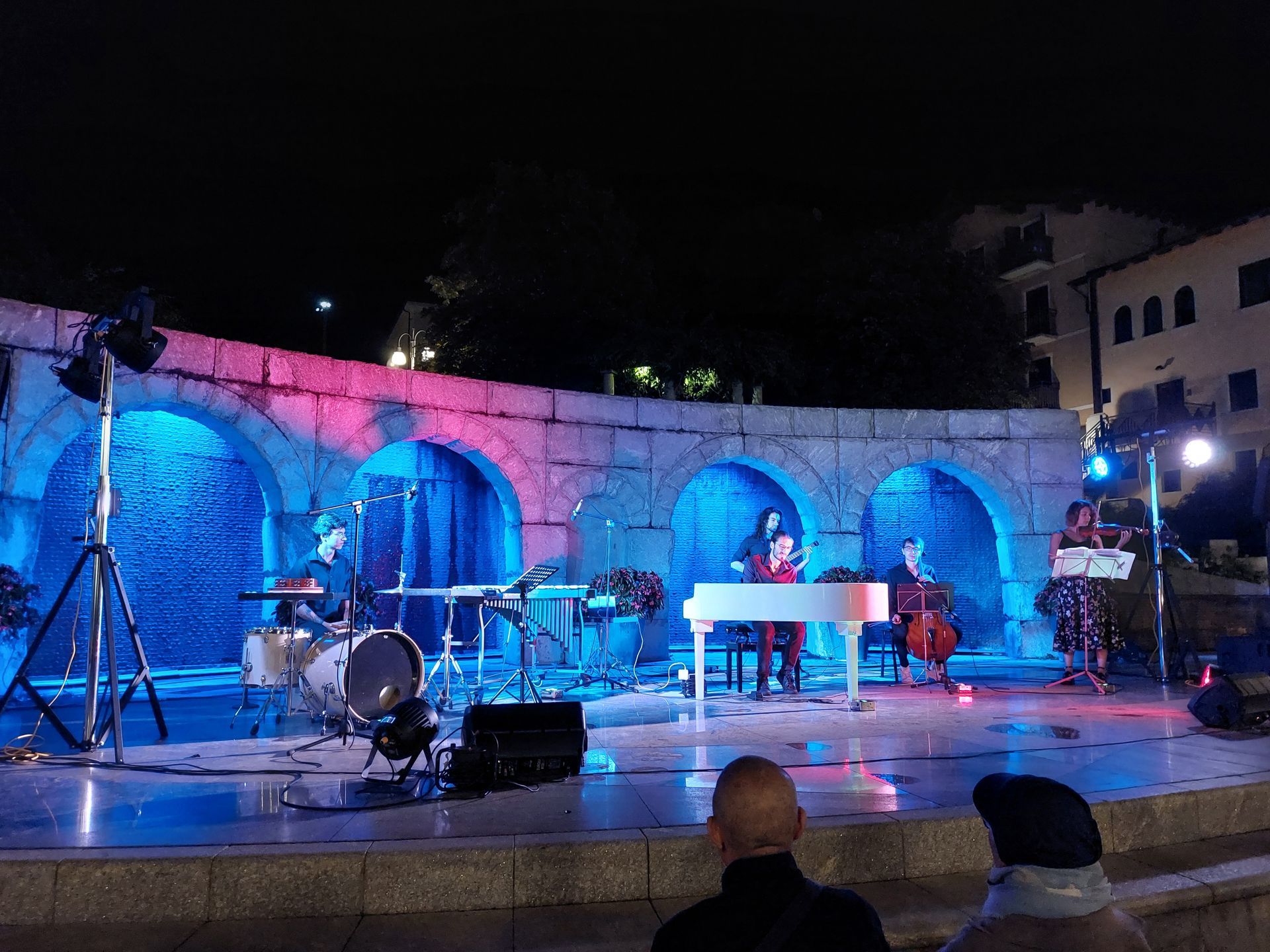 Palco allestito con strumenti musicali pronto per il concerto serale a Saint-Vincent, tra luci e scenografia estiva
