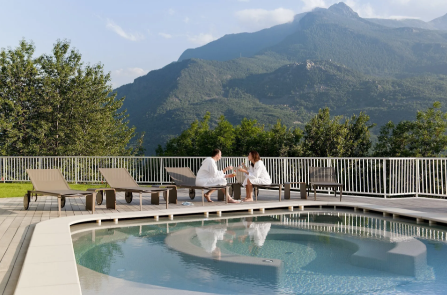 Piscine termali delle Terme di Saint-Vincent immerse nei colori autunnali delle montagne della Valle d’Aosta.