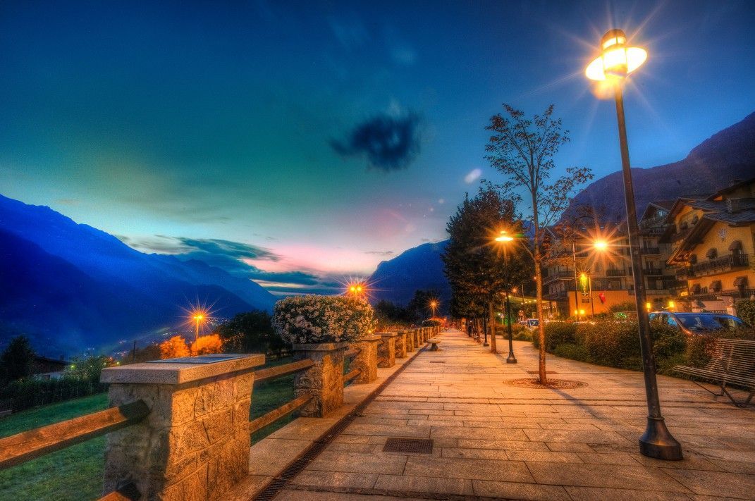 Viale Piemonte a Saint-Vincent, scorcio tranquillo tra verde e architettura alpina – foto di Maurizio Moncada