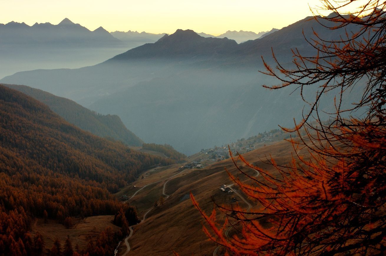 Chamois in autunno, villaggio senza auto della Valle d’Aosta raggiungibile in funivia, immerso nei c