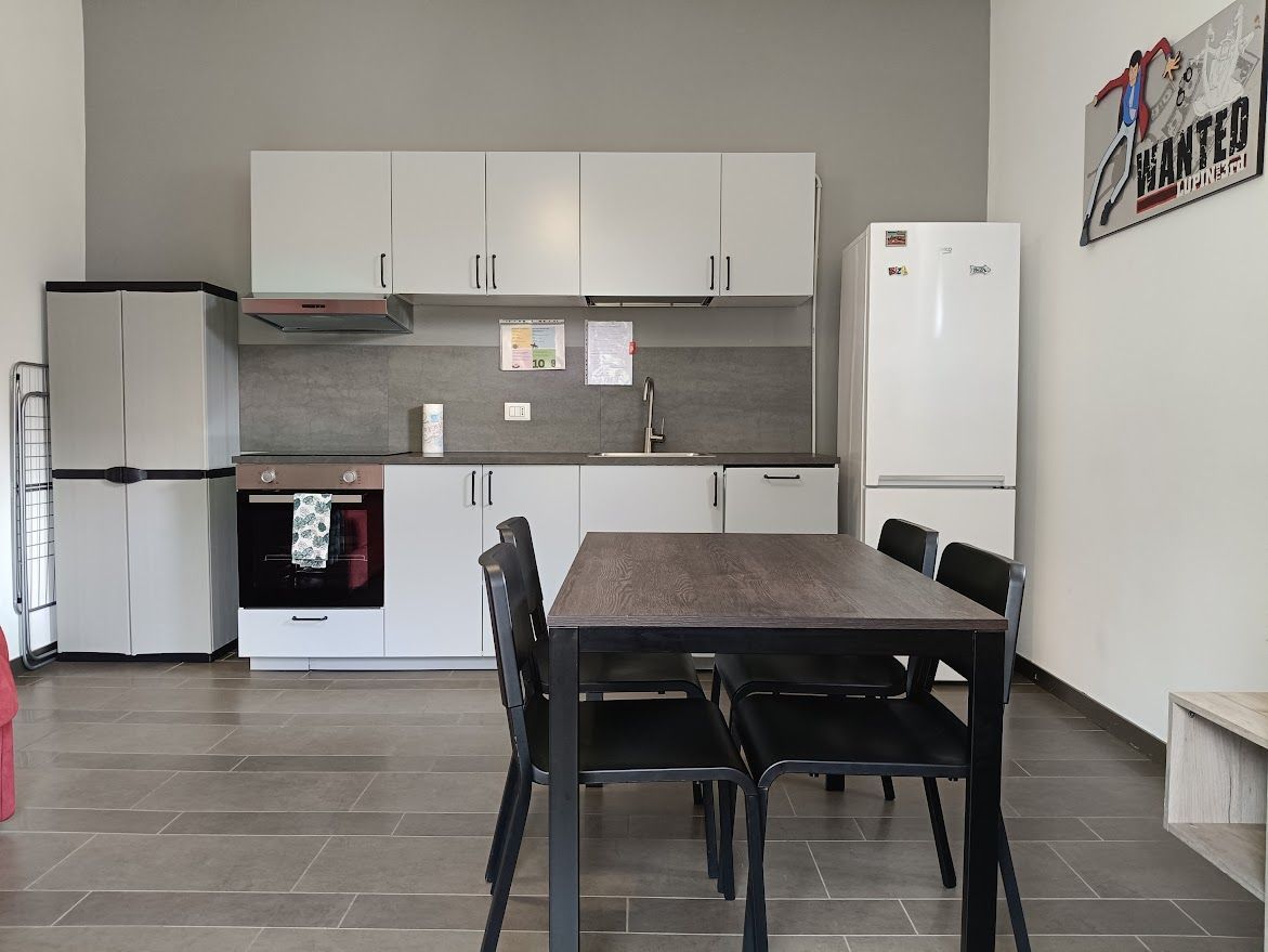 Espace de vie avec coin cuisine complet et table à manger