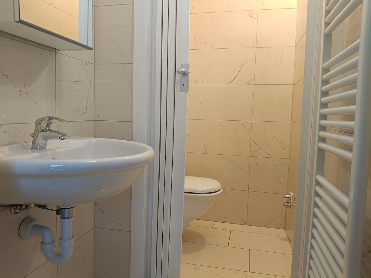 Petite salle de bain élégante avec lavabo et toilettes