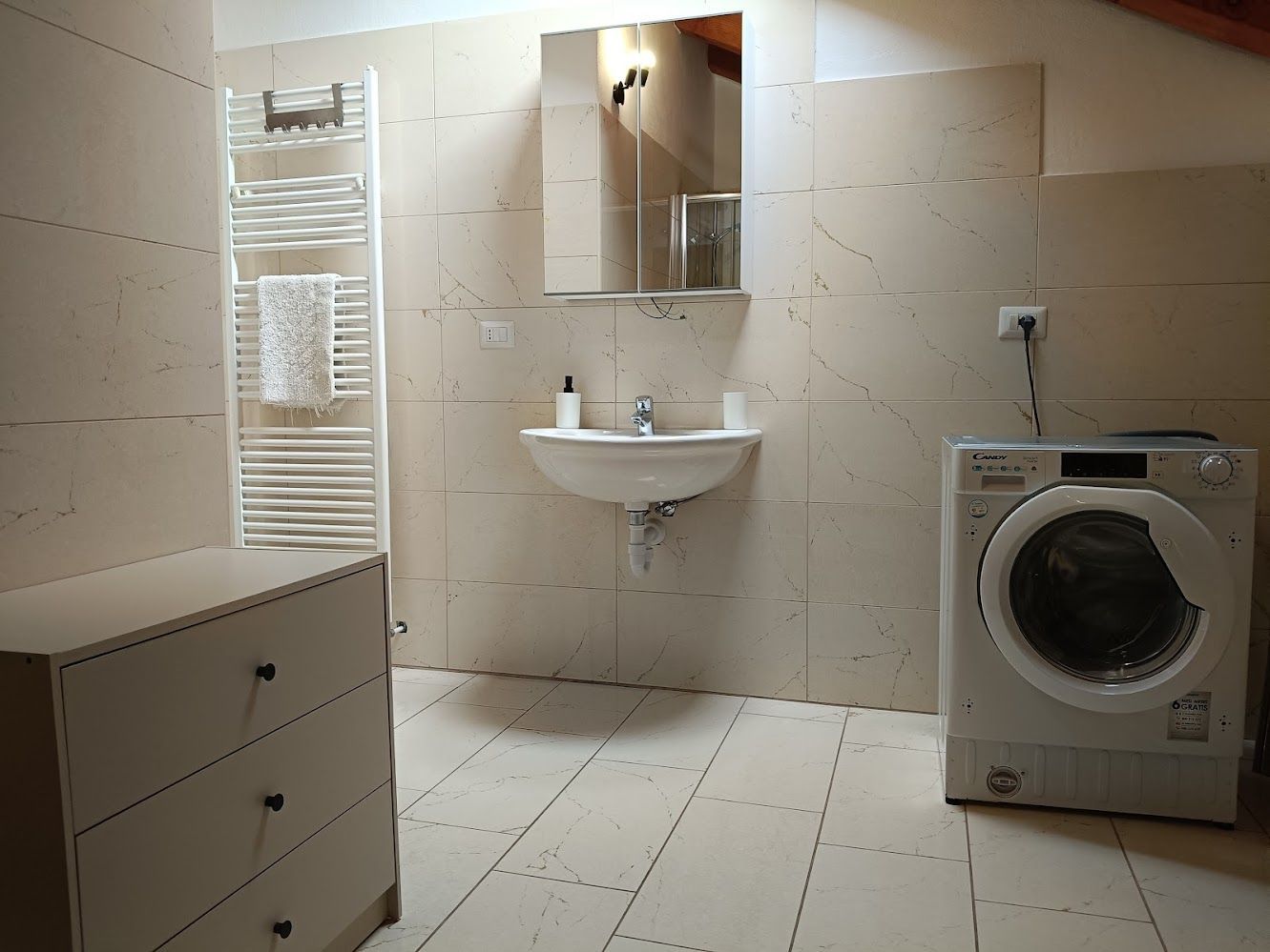 Salles de bain élégantes avec lave-linge séchant pratique