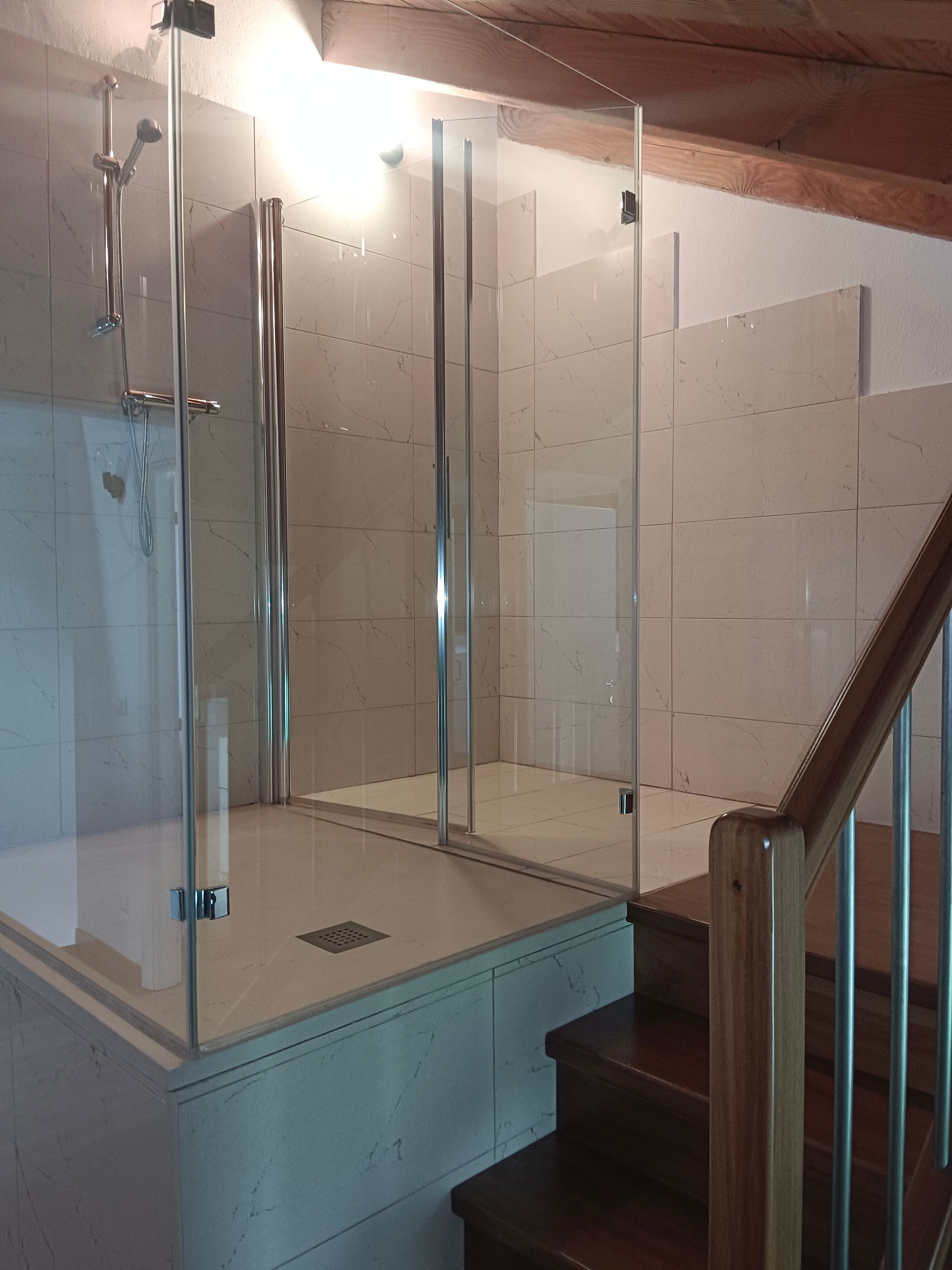 Salle de bain élégante en bois avec grande douche