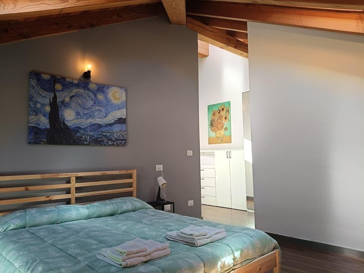 Double bedroom at Liberty House Alps with mountain-style furnishings in Châtillon