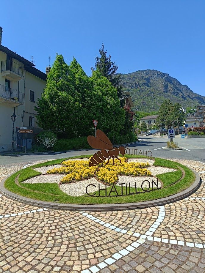 Scultura in metallo a forma di ape nella rotonda d’ingresso al centro storico di Châtillon, simbolo della “Città del Miele”

