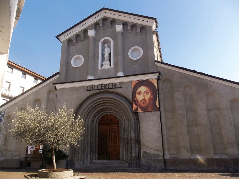 Esterno della Chiesa Parrocchiale di Saint-Vincent, luogo storico che ospita concerti del Bach Festival e altri eventi culturali.