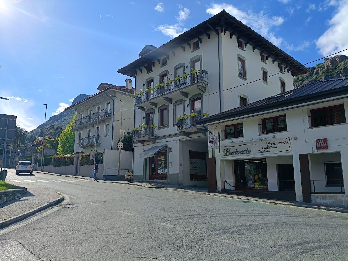 Façade de Liberty House Alps avec pâtisserie au rez-de-chaussée