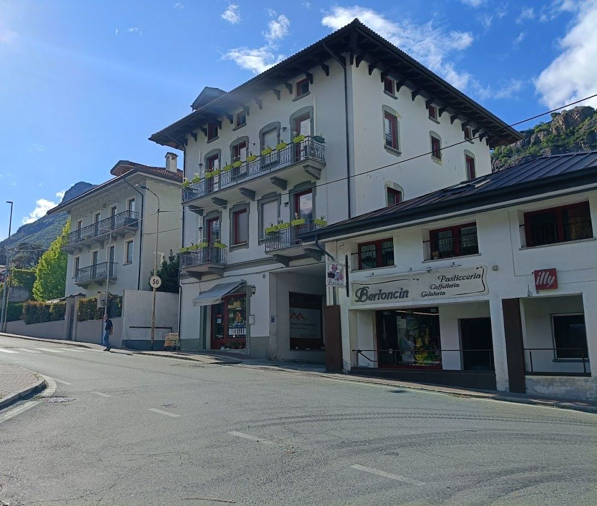 Façade de Liberty House Alps avec pâtisserie au rez-de-chaussée