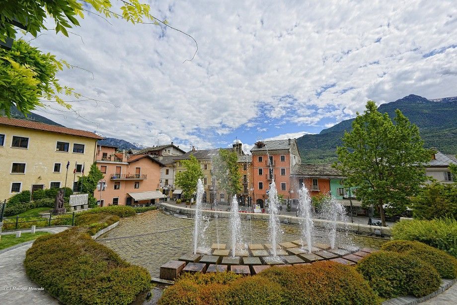 Piazza centrale di Saint-Vincent in un momento di quiete, tra architetture storiche e vita di paese – foto di Andrea Moncada.