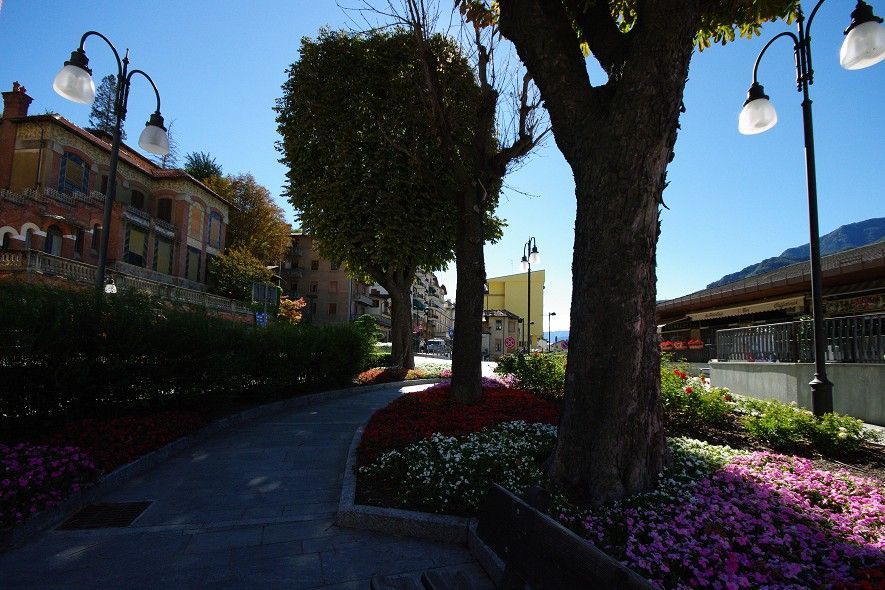 Viale alberato a Saint-Vincent, perfetto per passeggiate rilassanti tra ombra e panorama montano.