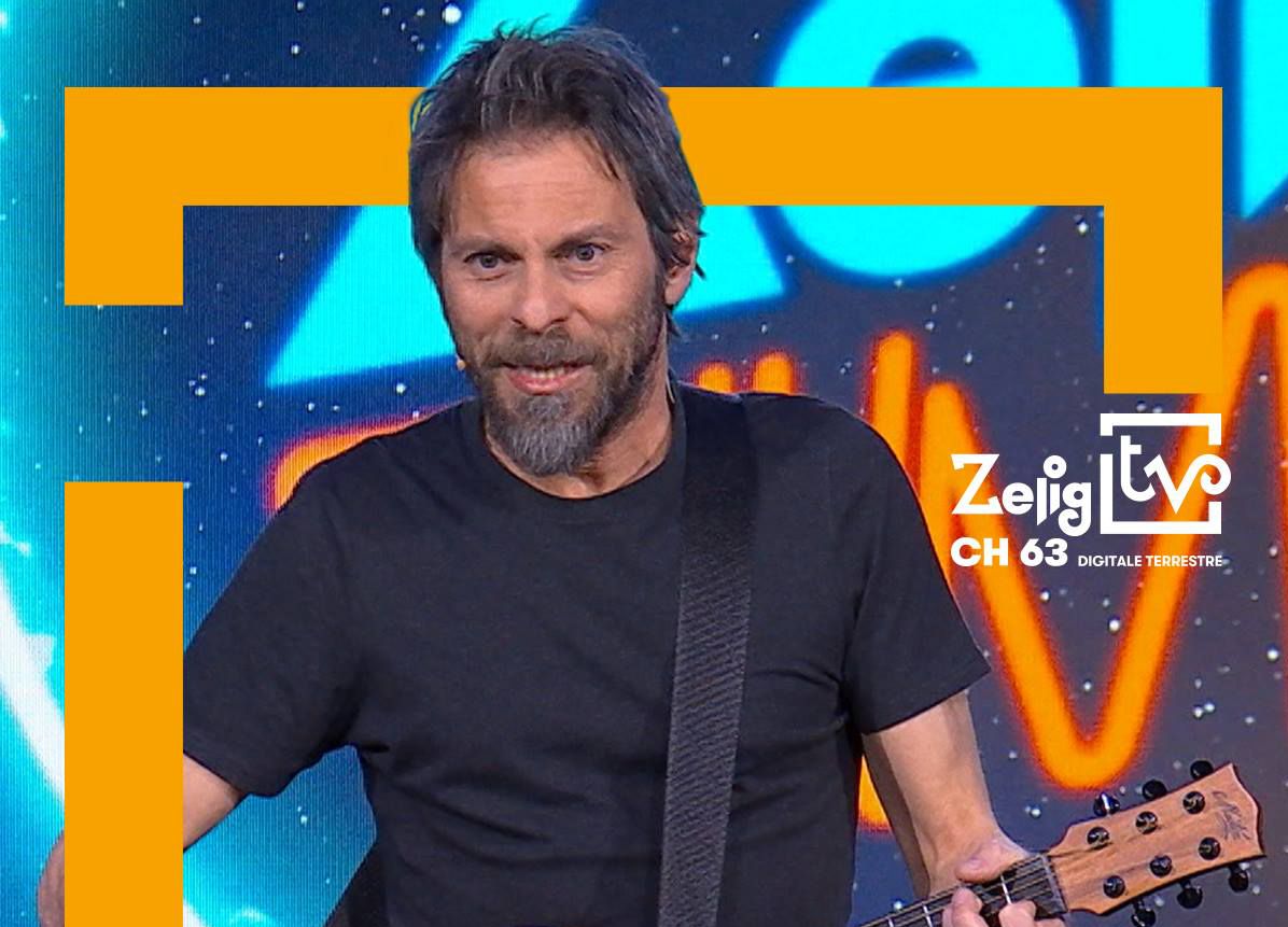 Il comico Giancarlo Barbara durante il suo monologo, sul palco estivo di Saint-Vincent, estate 2025.