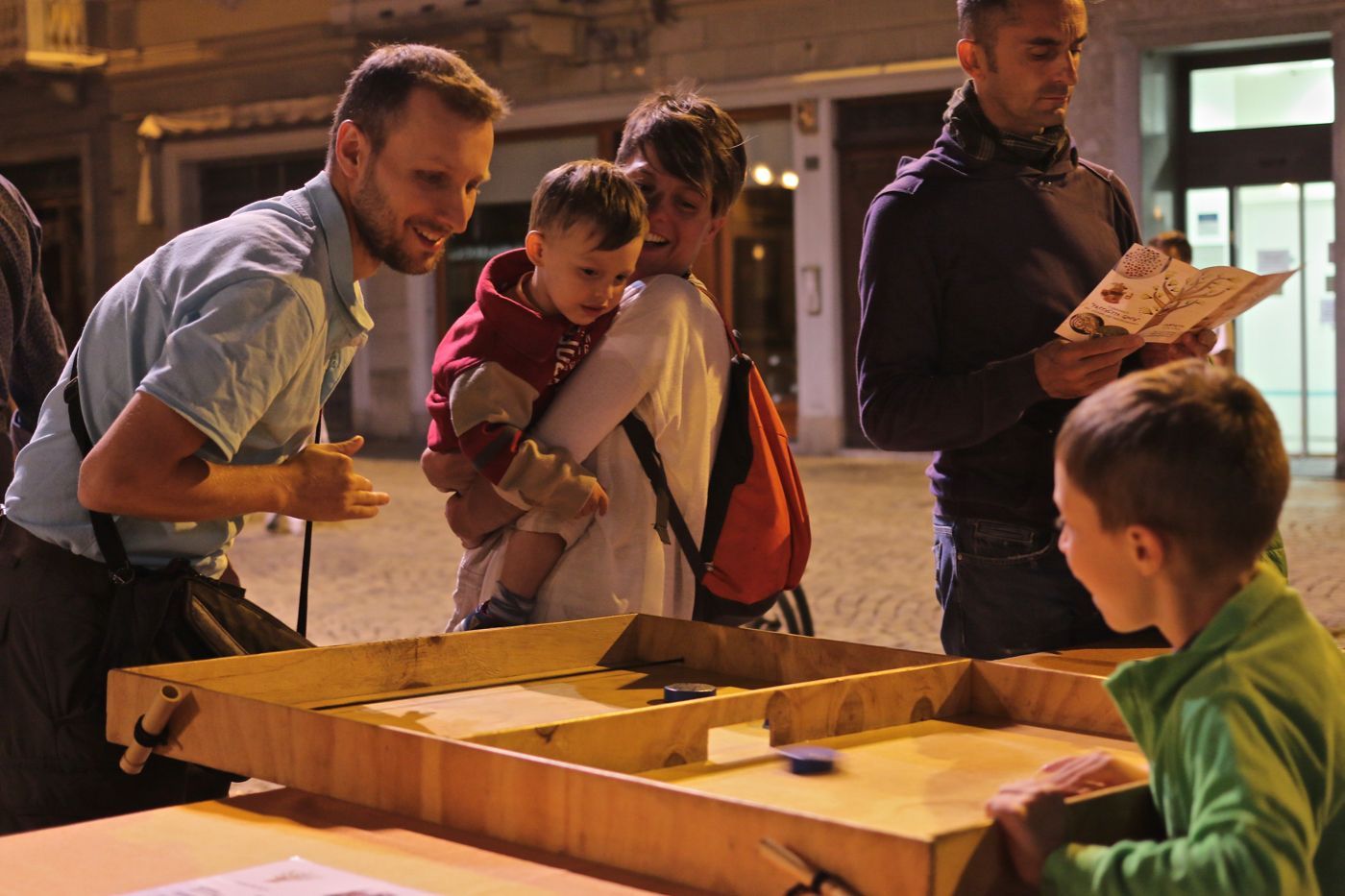 Giochi in legno tradizionali in piazza durante GiocAosta ad Aosta